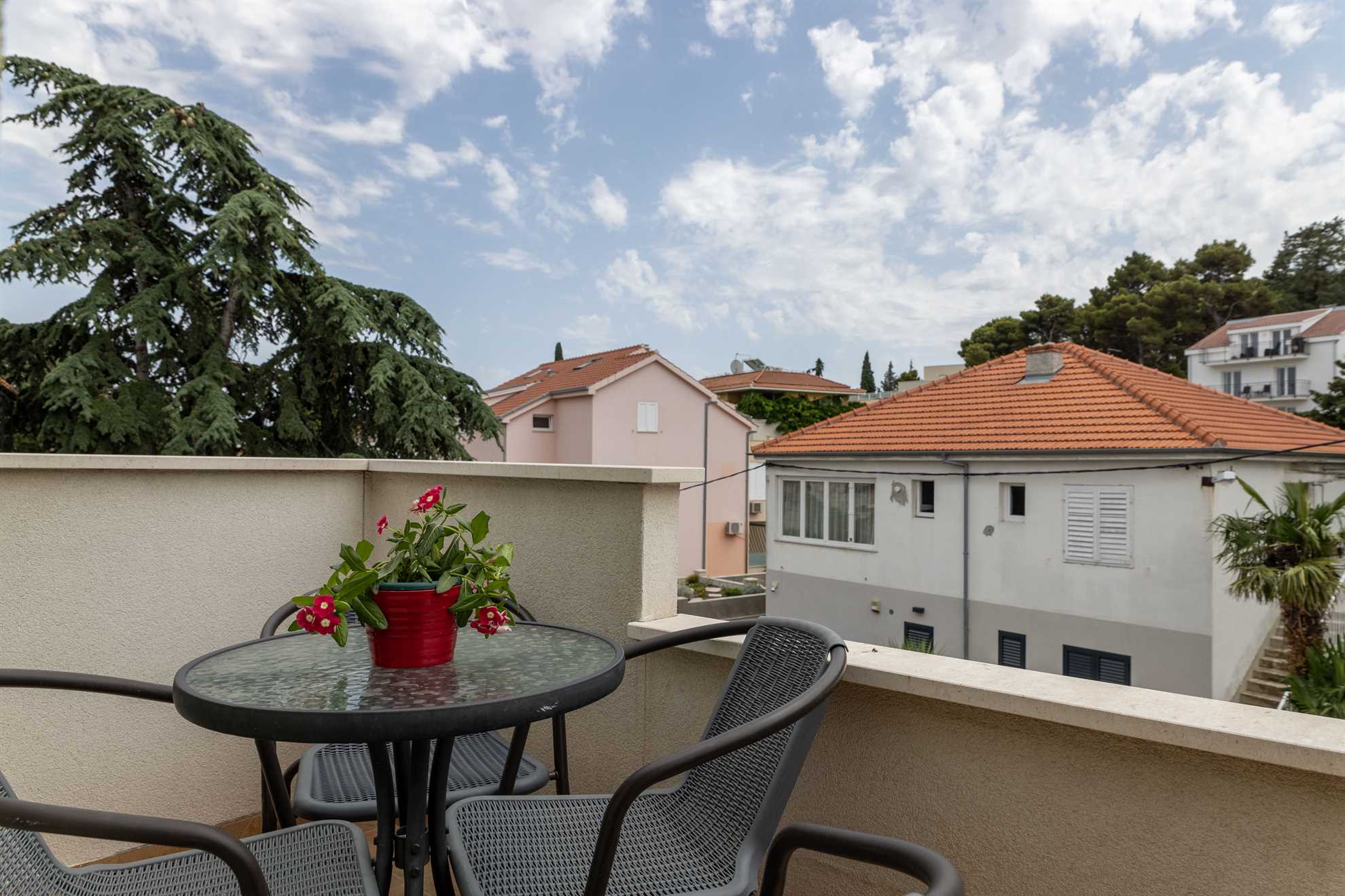 Prostrani stan s pogledom na more u blizini Marjana i plaže