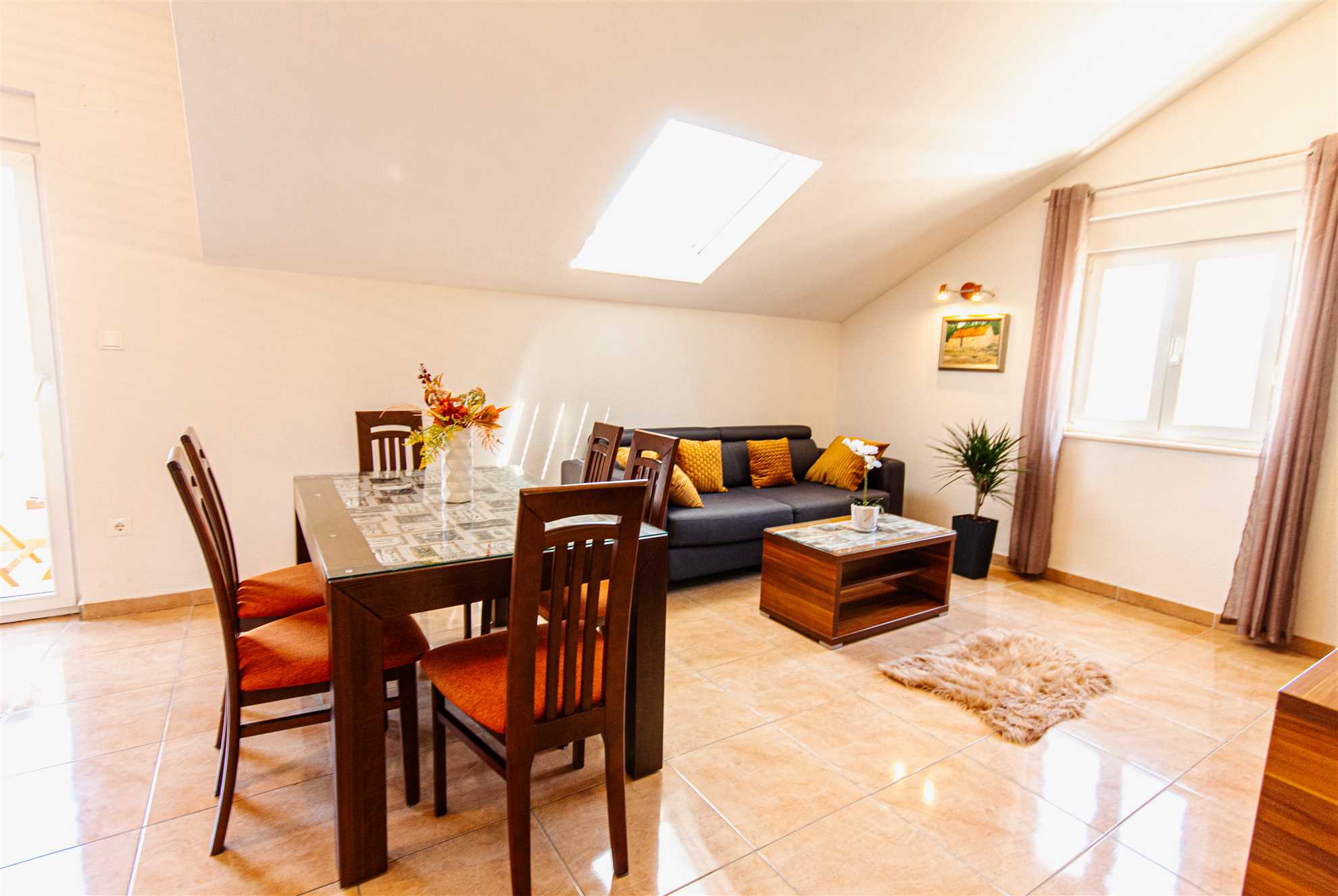 Prostrani stan s pogledom na more u blizini Marjana i plaže