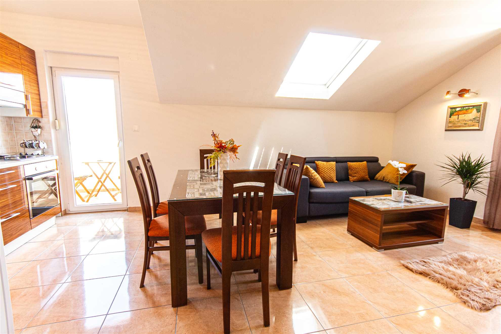 Prostrani stan s pogledom na more u blizini Marjana i plaže