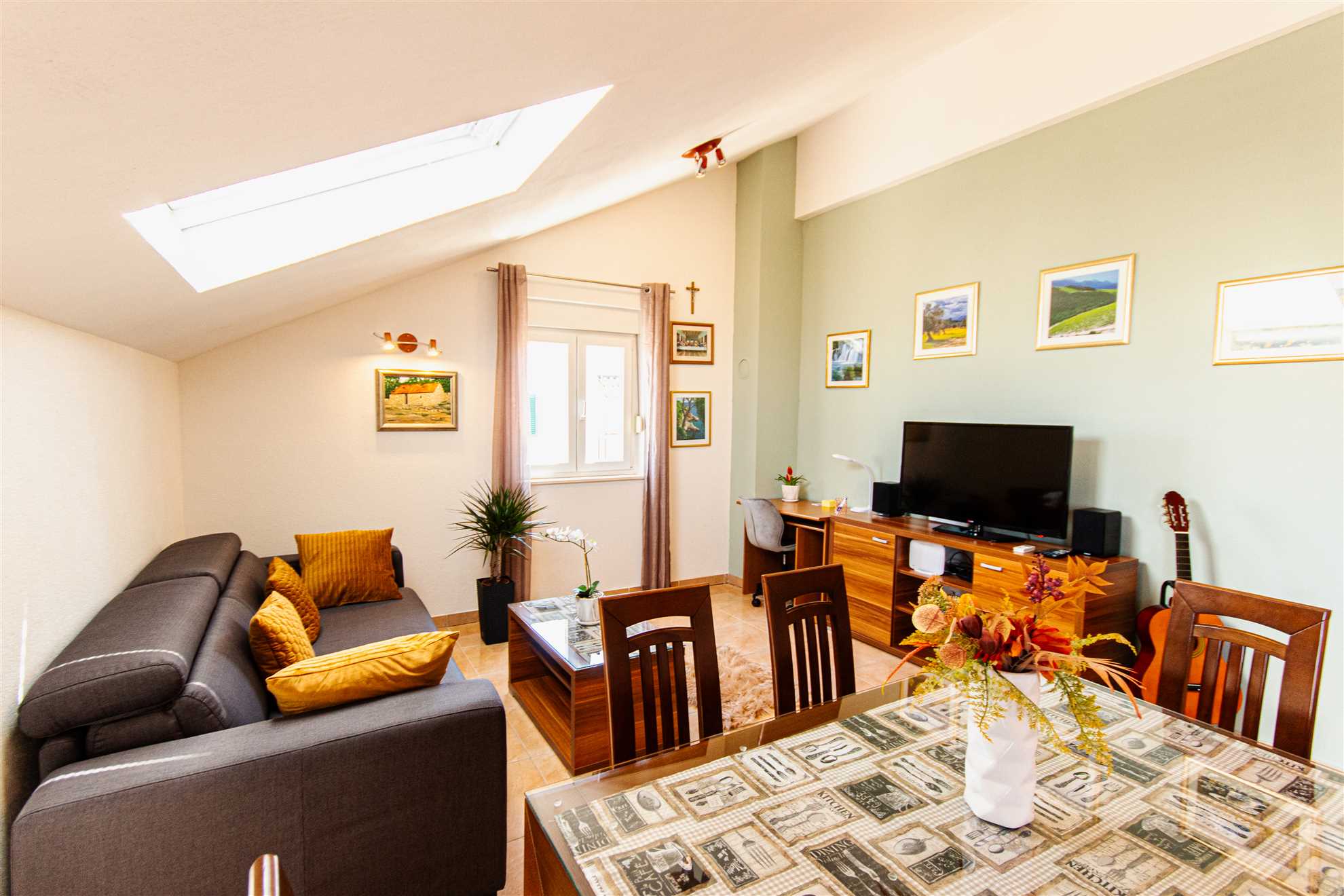 Prostrani stan s pogledom na more u blizini Marjana i plaže