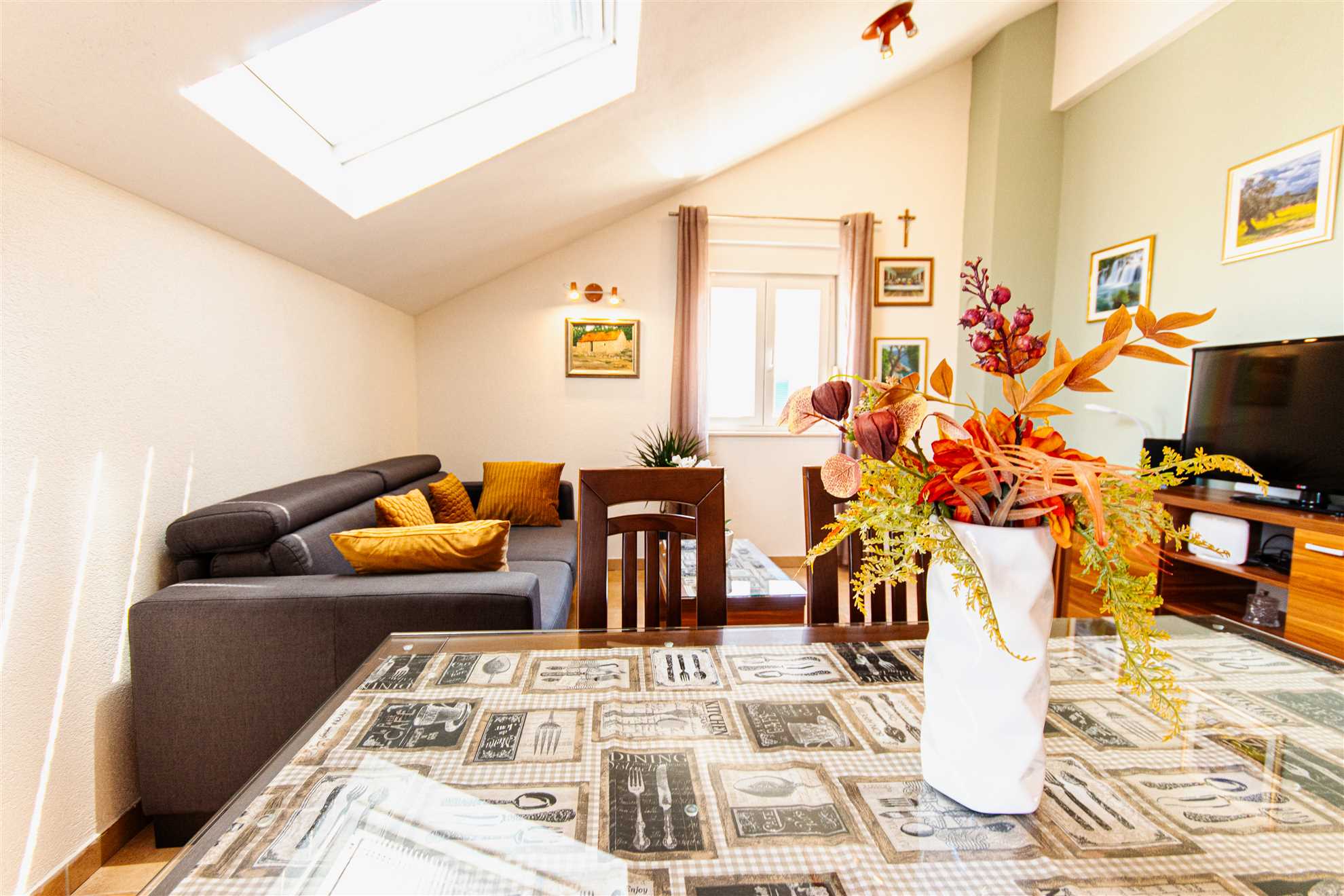 Prostrani stan s pogledom na more u blizini Marjana i plaže