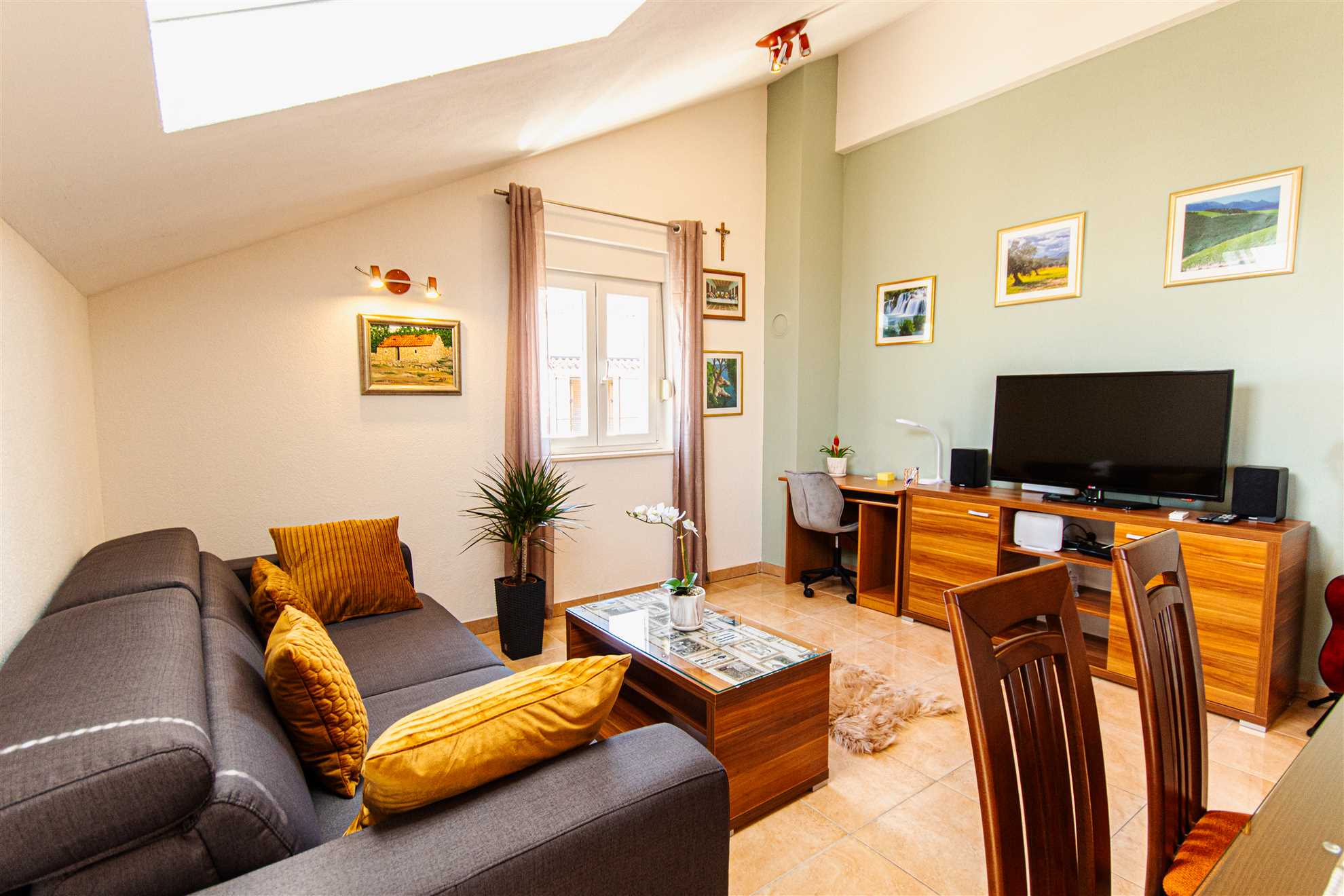 Prostrani stan s pogledom na more u blizini Marjana i plaže