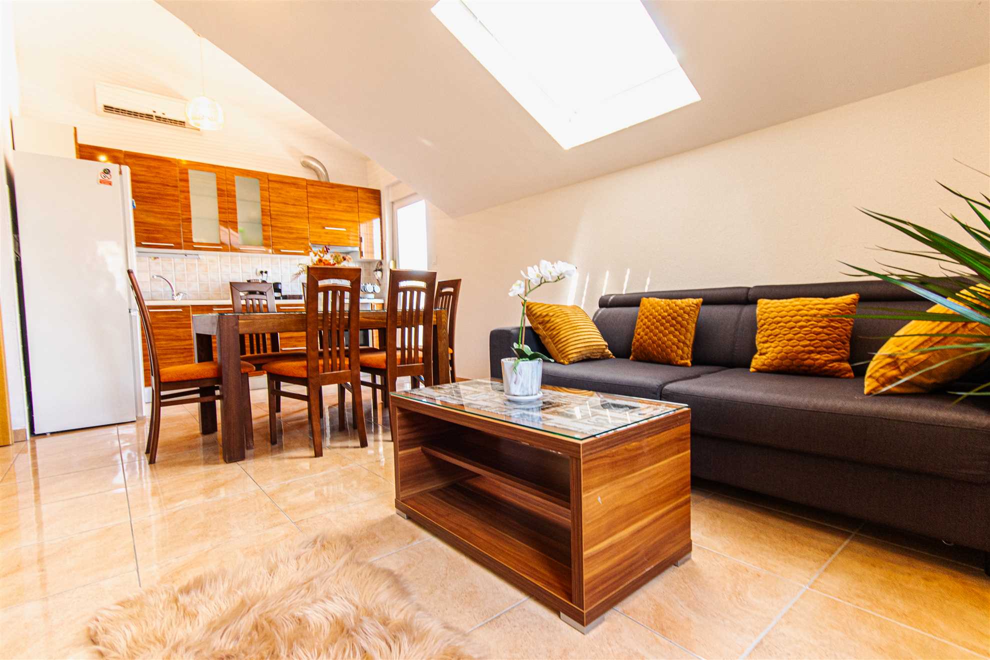 Prostrani stan s pogledom na more u blizini Marjana i plaže