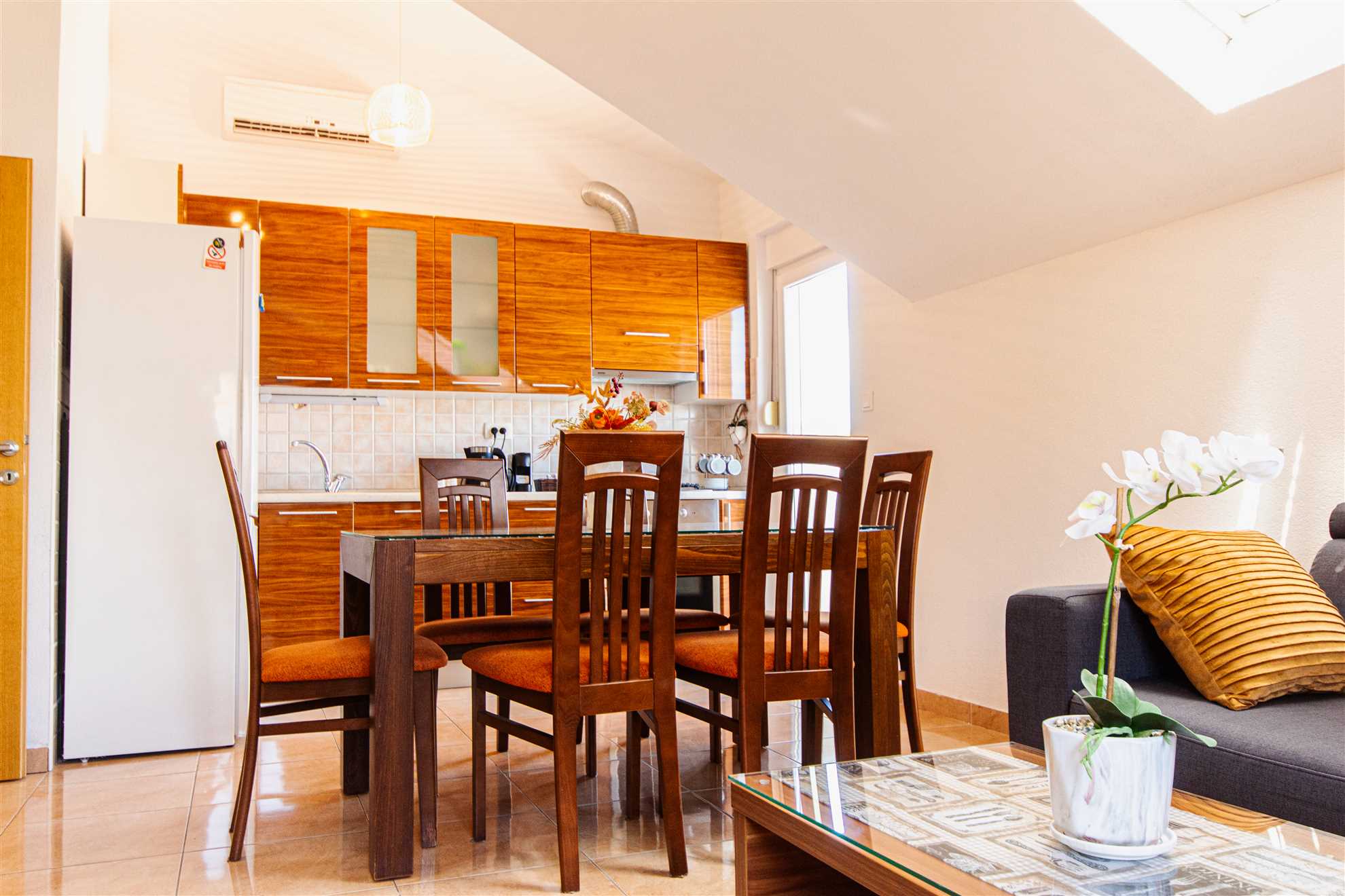 Prostrani stan s pogledom na more u blizini Marjana i plaže