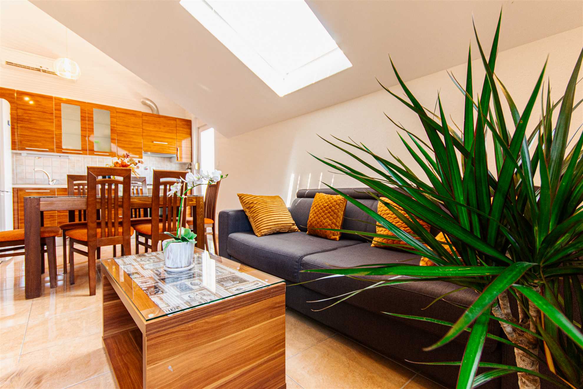 Prostrani stan s pogledom na more u blizini Marjana i plaže