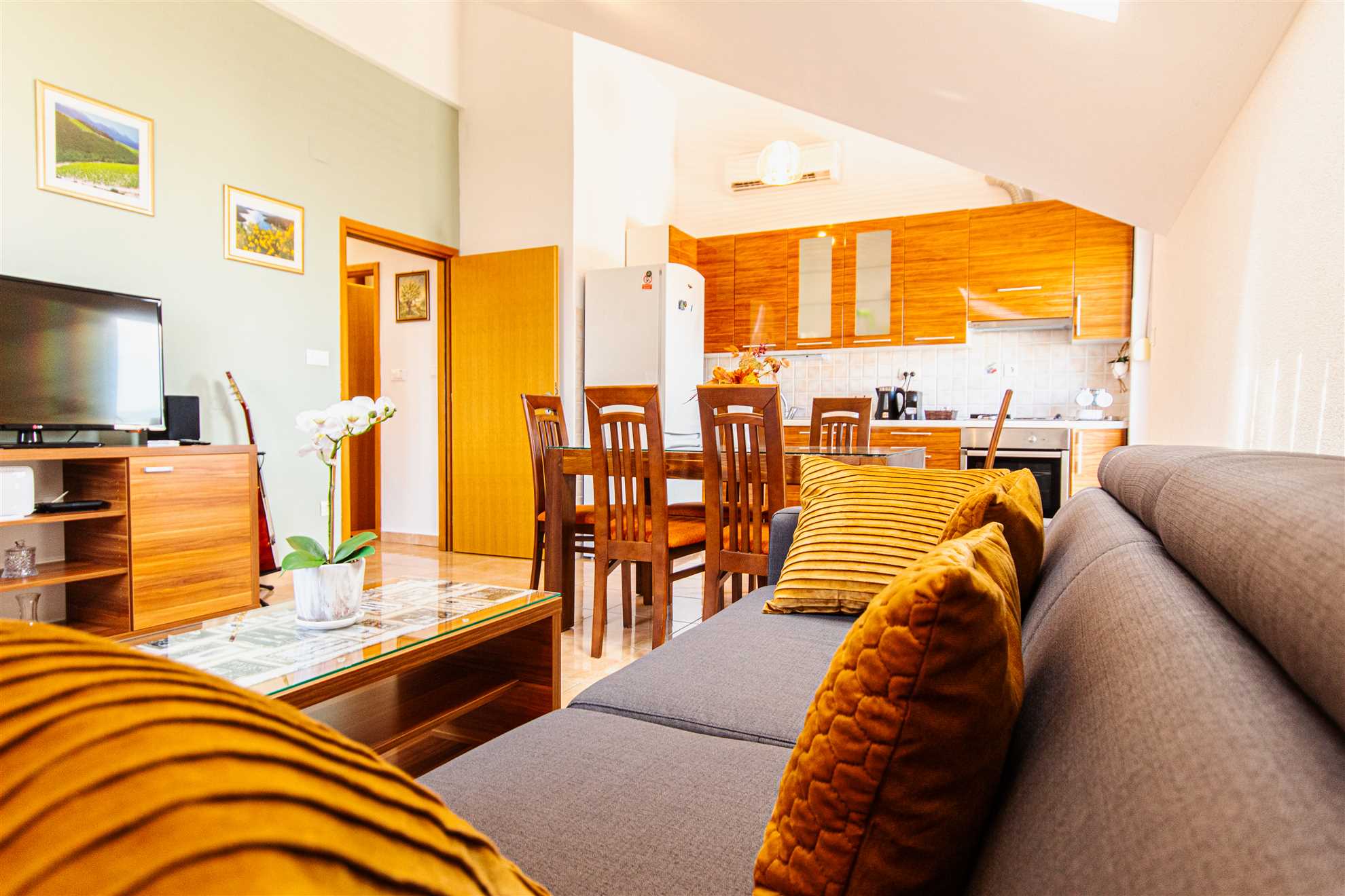 Prostrani stan s pogledom na more u blizini Marjana i plaže