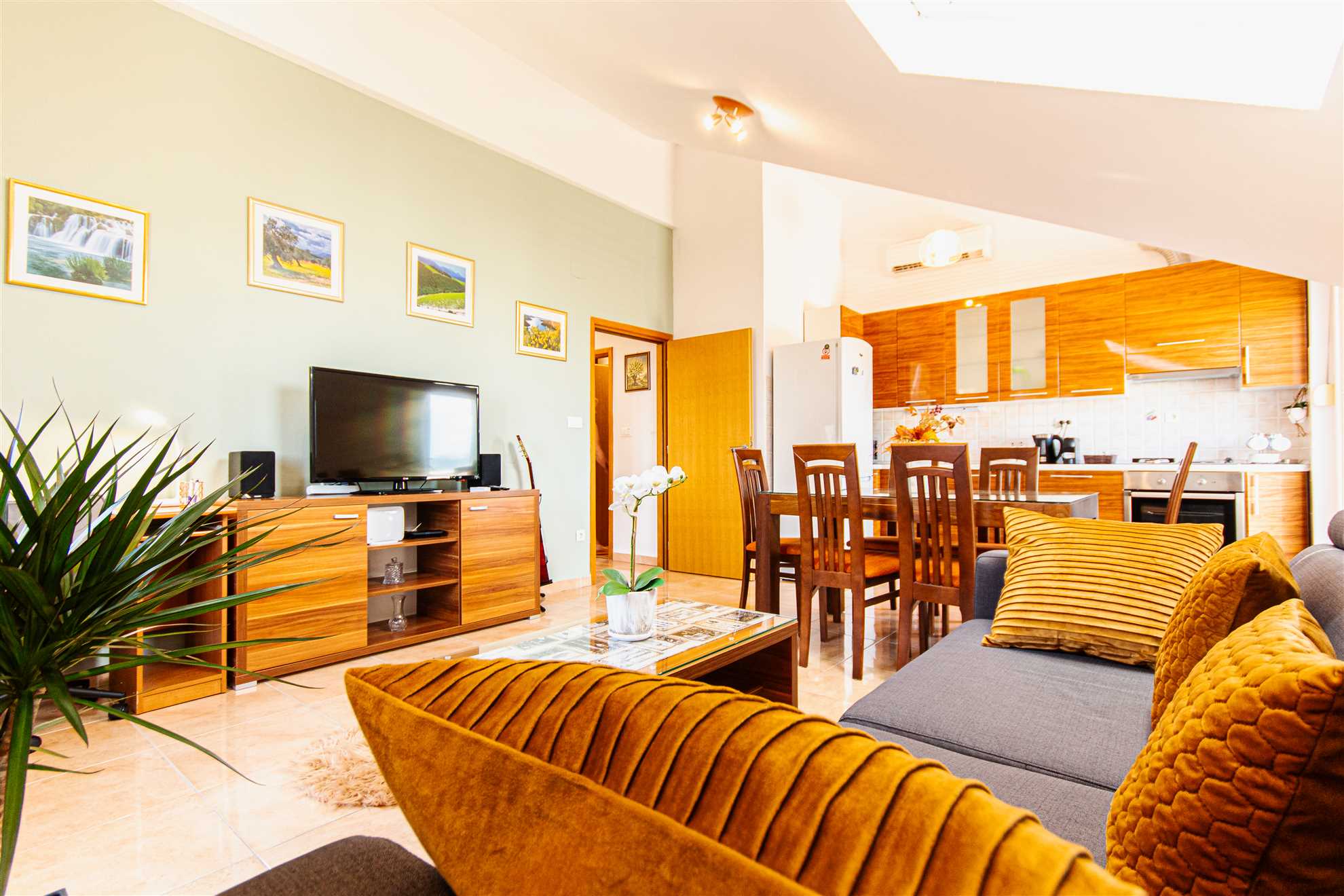 Prostrani stan s pogledom na more u blizini Marjana i plaže