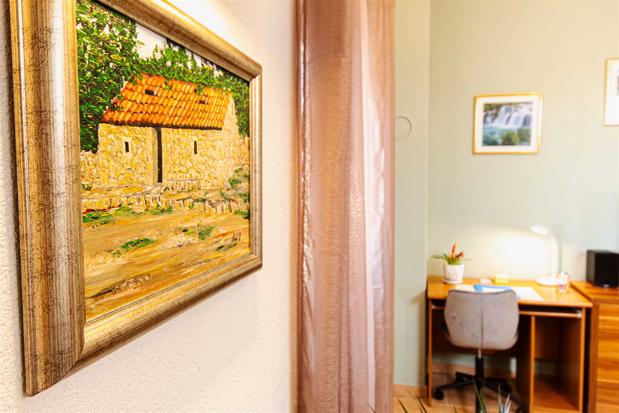 Prostrani stan s pogledom na more u blizini Marjana i plaže