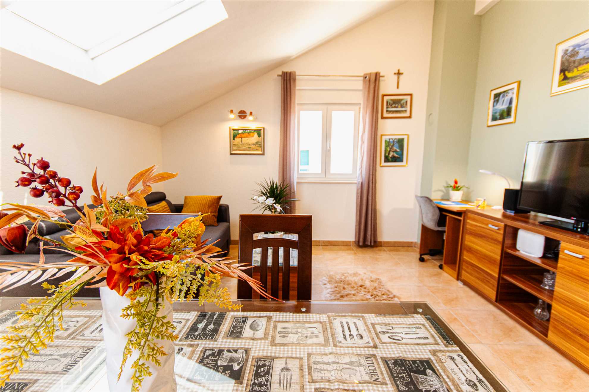 Prostrani stan s pogledom na more u blizini Marjana i plaže