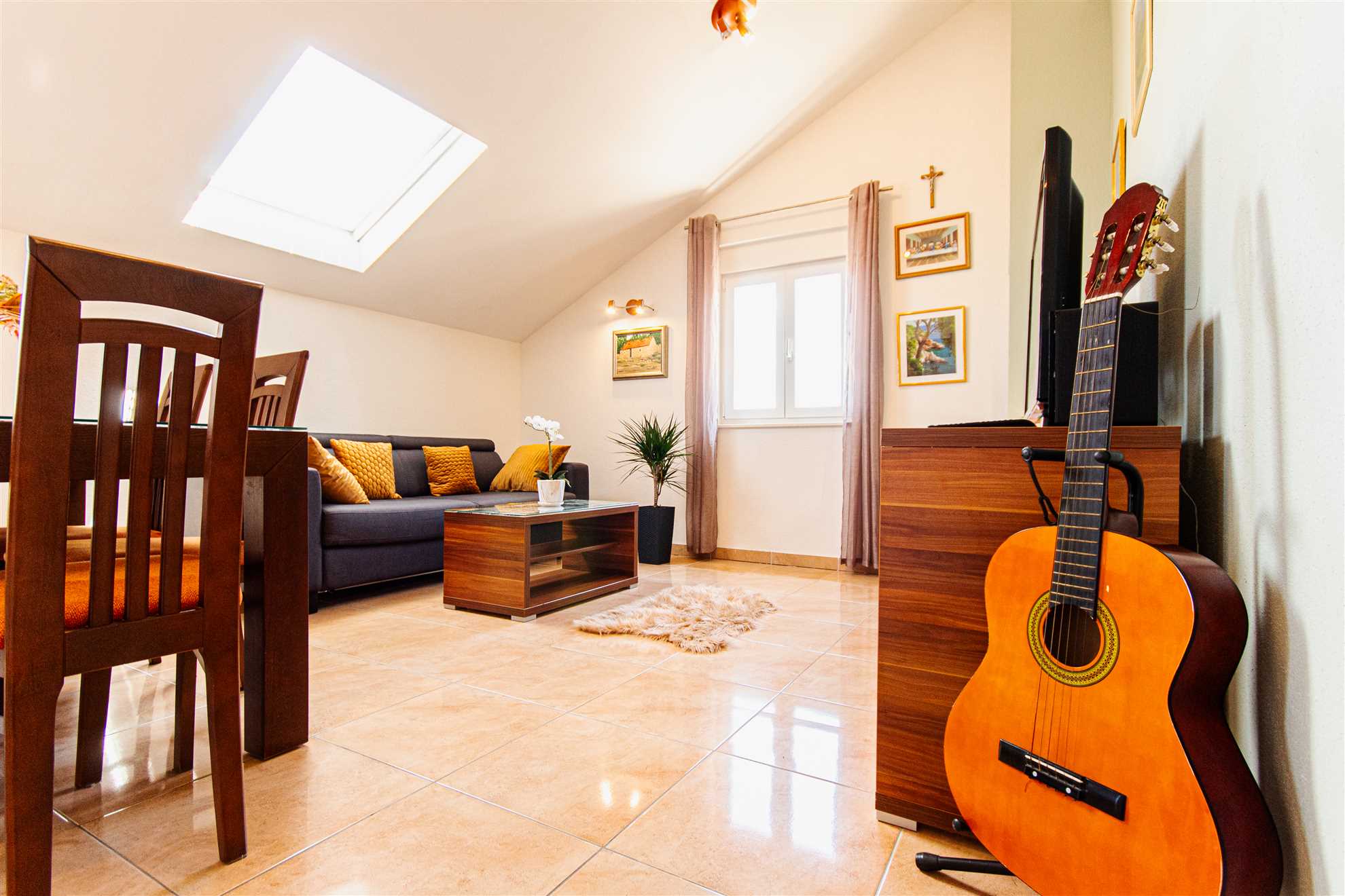 Prostrani stan s pogledom na more u blizini Marjana i plaže