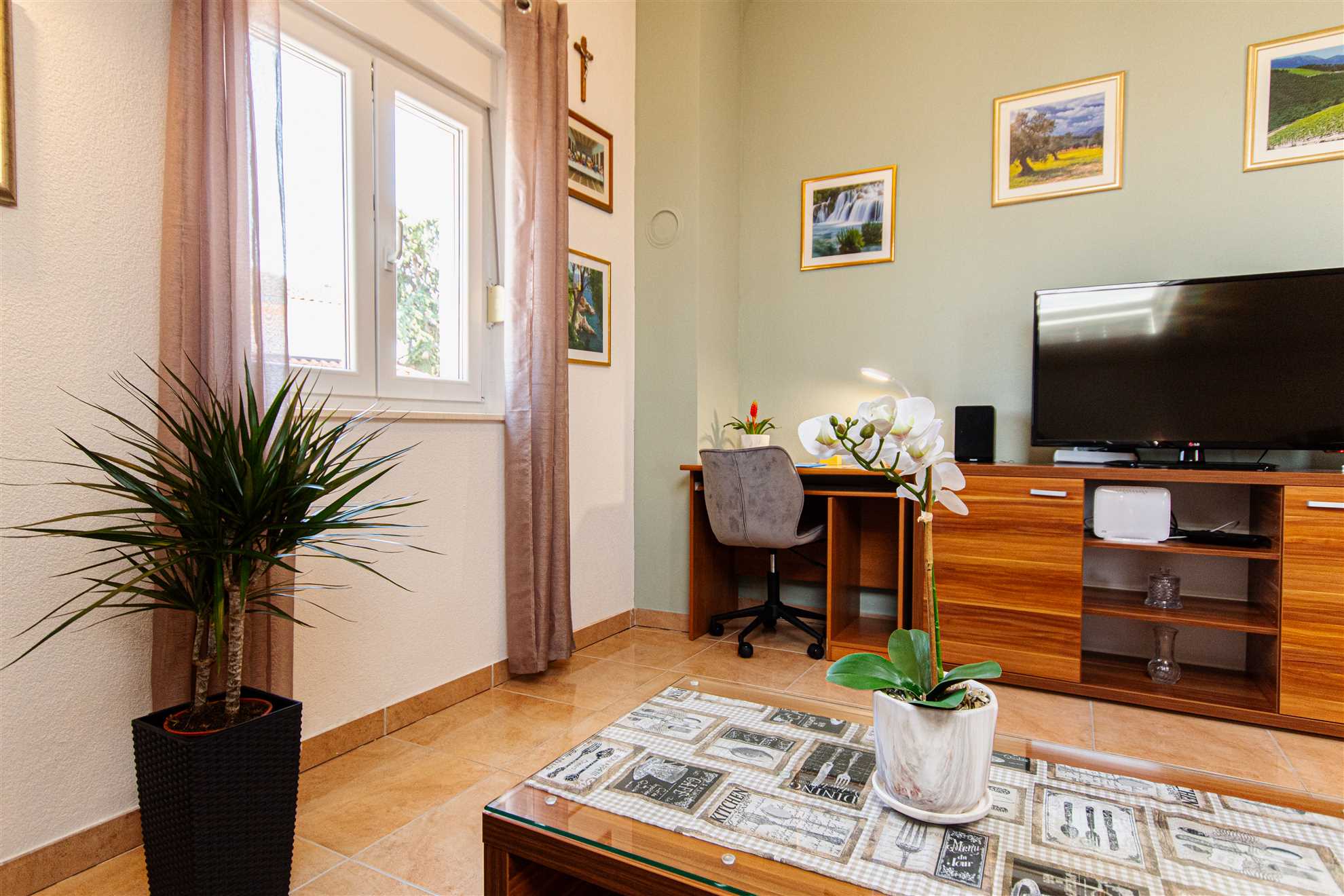 Prostrani stan s pogledom na more u blizini Marjana i plaže