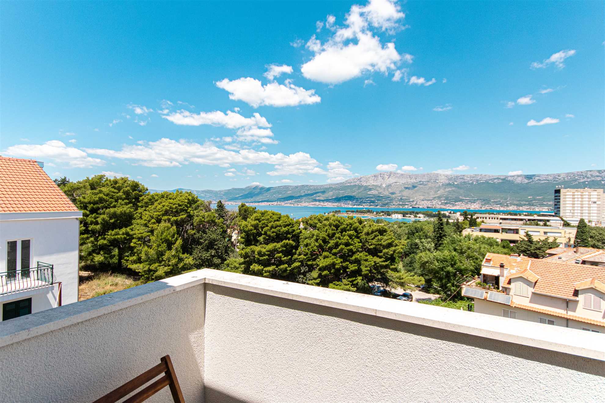 Prostrani stan s pogledom na more u blizini Marjana i plaže