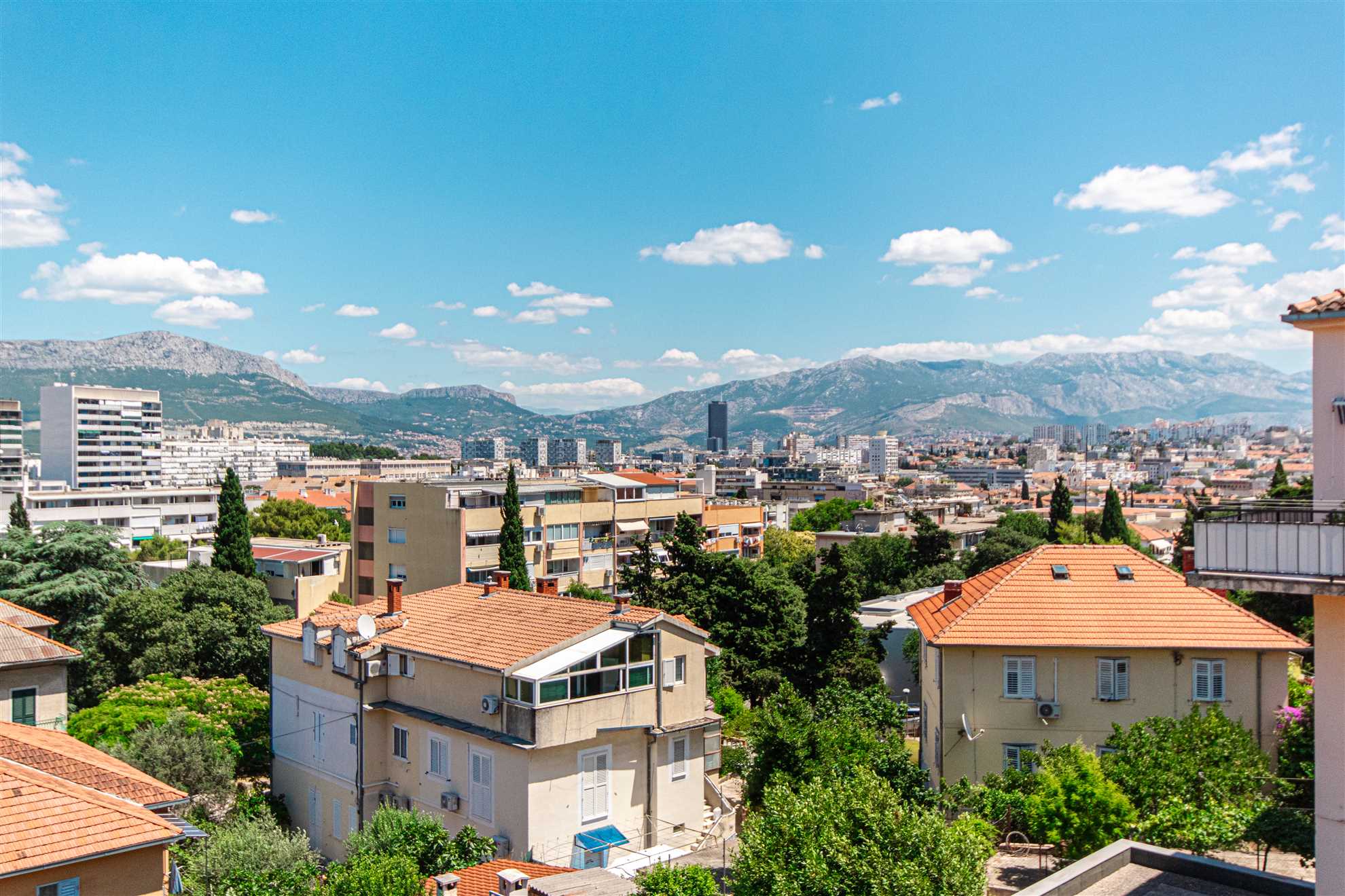 Prostrani stan s pogledom na more u blizini Marjana i plaže