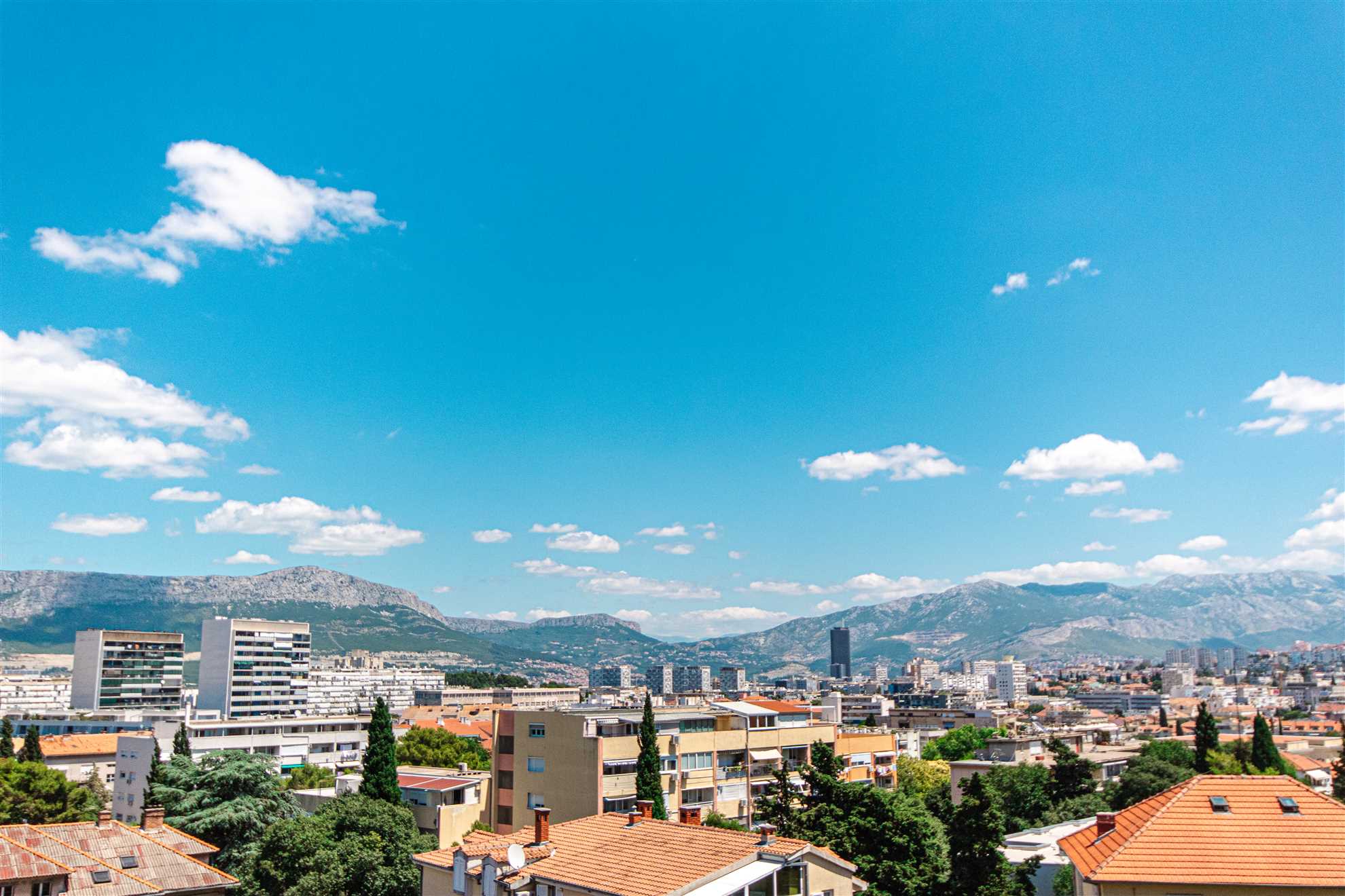 Prostrani stan s pogledom na more u blizini Marjana i plaže