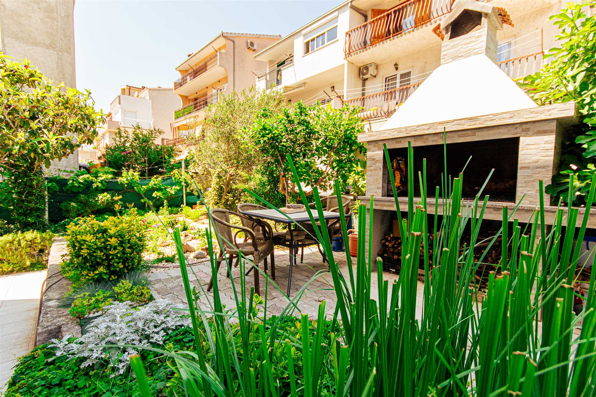 Elegantan apartman Marta, privatni vrt i roštilj, privatni parking