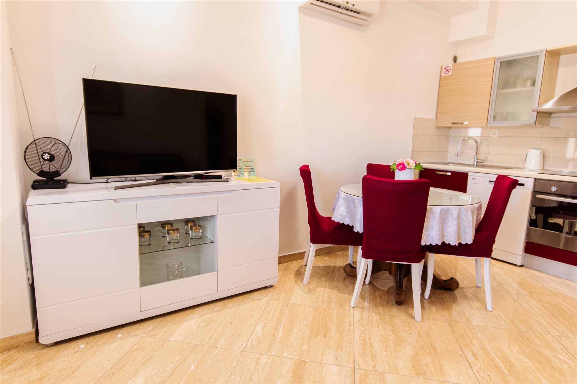 Elegantan apartman Marta, privatni vrt i roštilj, privatni parking