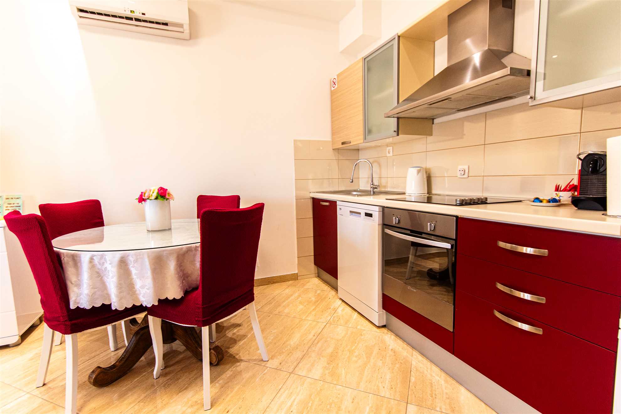 Elegantan apartman Marta, privatni vrt i roštilj, privatni parking