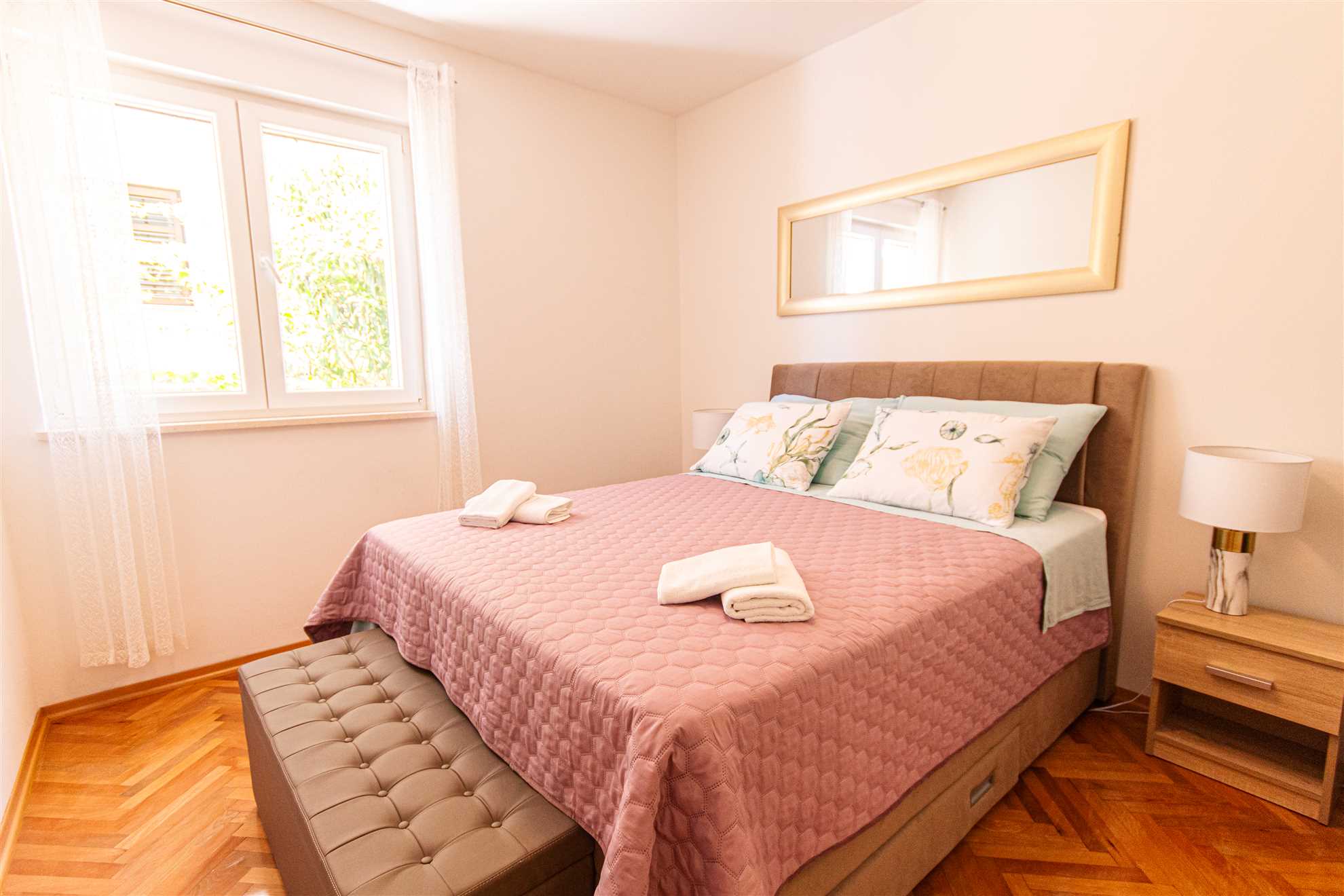 Elegantan apartman Marta, privatni vrt i roštilj, privatni parking