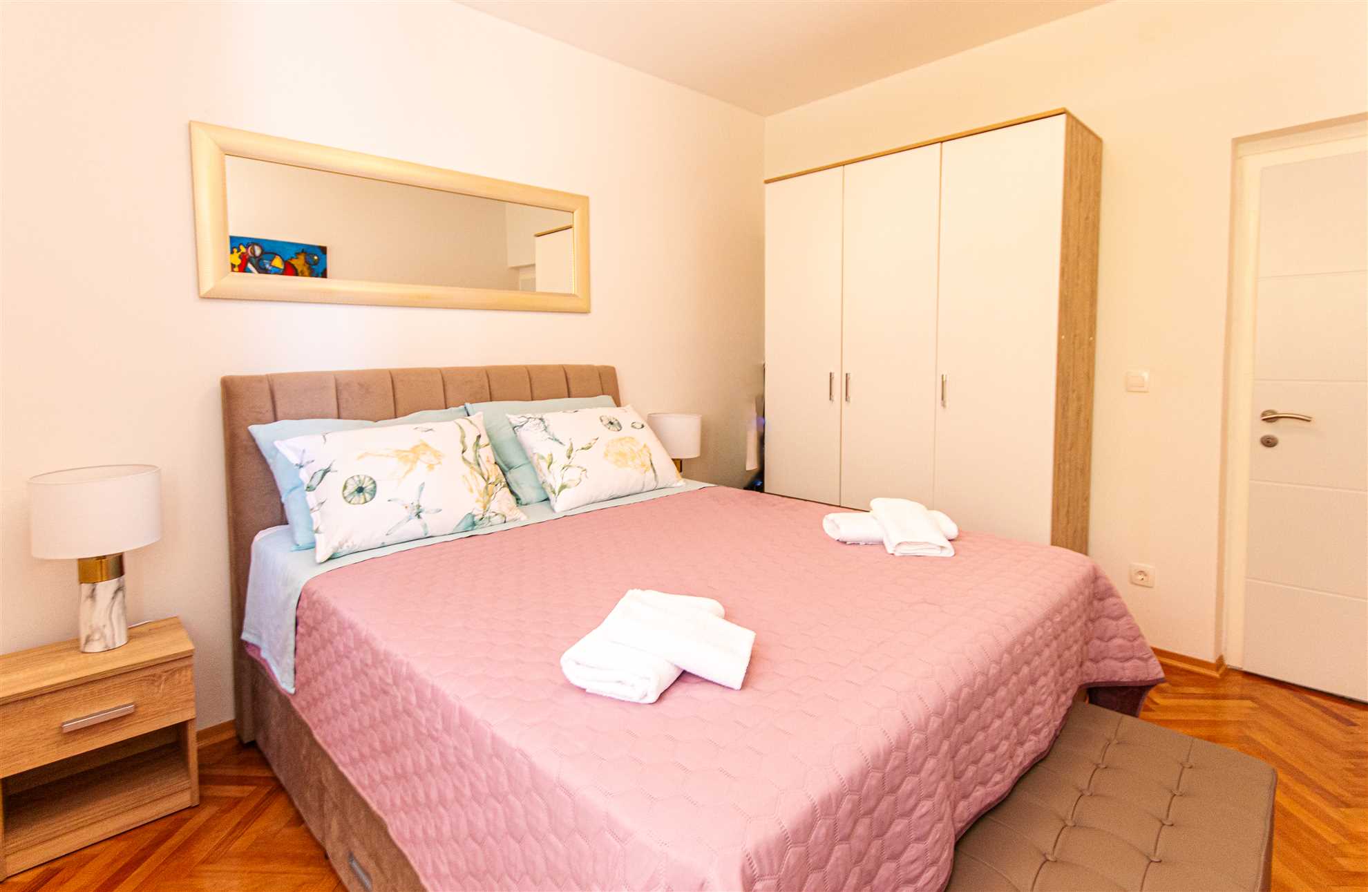 Elegantan apartman Marta, privatni vrt i roštilj, privatni parking