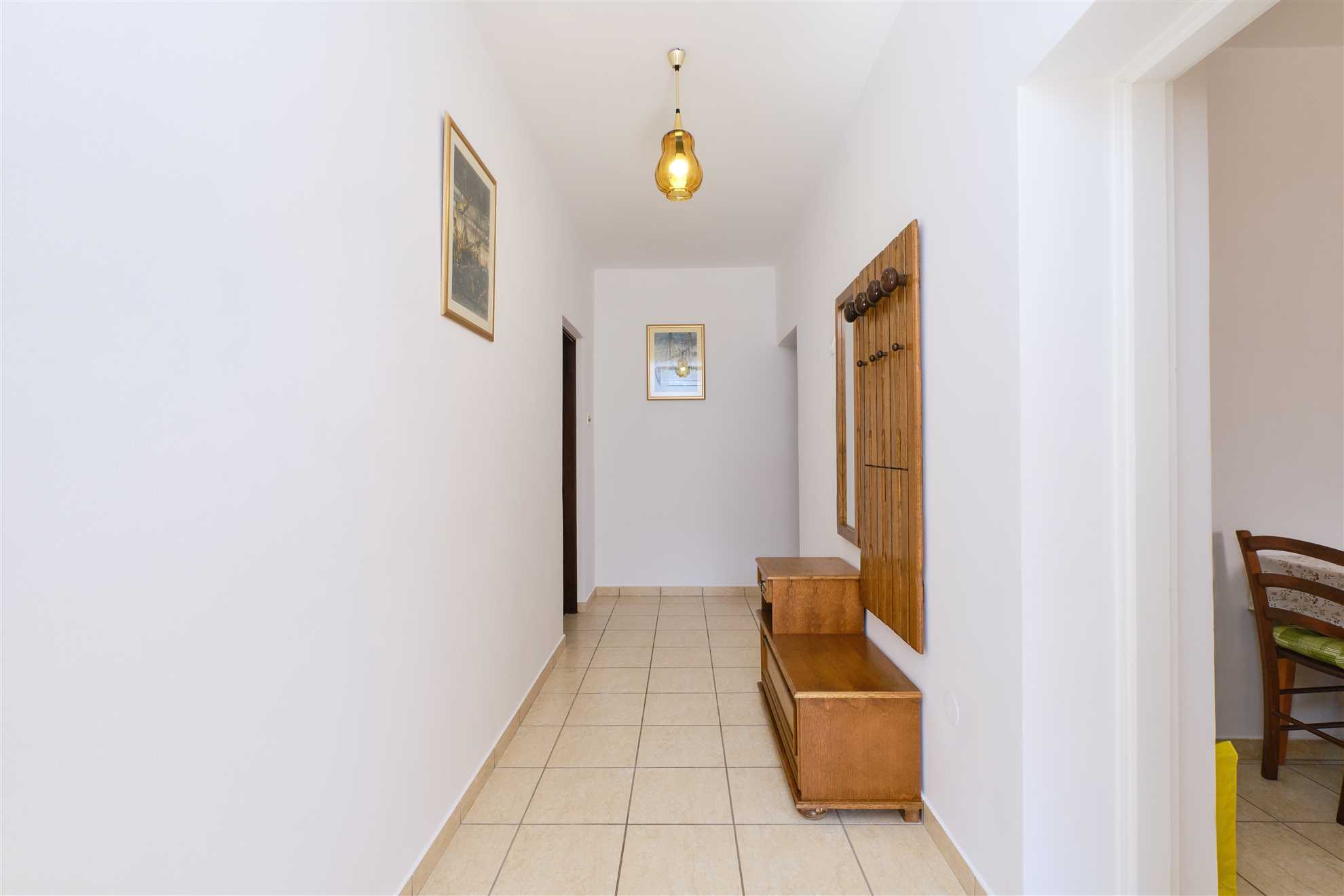 Apartman s 2 spavaće sobe, kapacitetom za 5 gostiju s privatnim parkingom