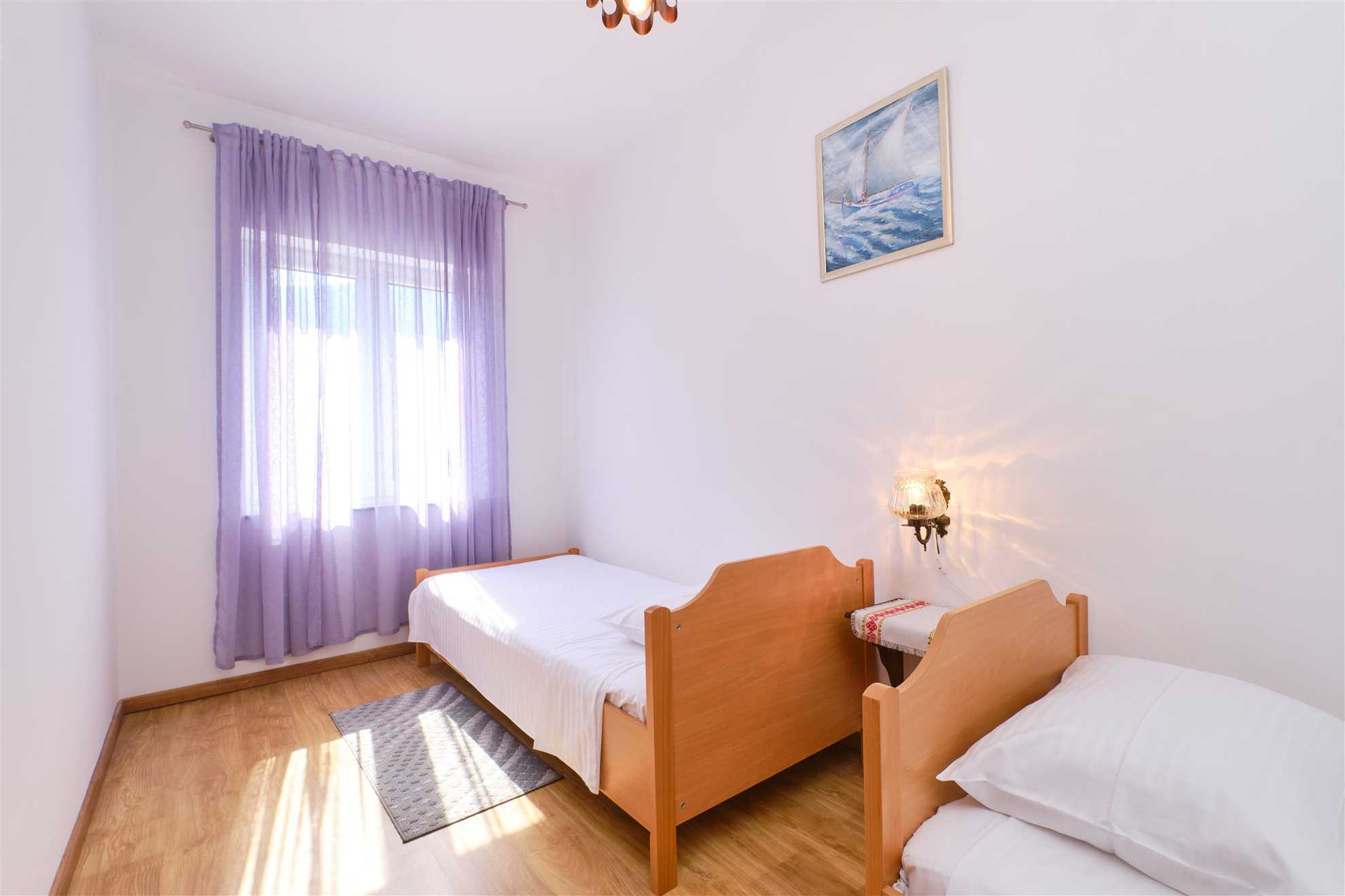 Apartman s 2 spavaće sobe, kapacitetom za 5 gostiju s privatnim parkingom