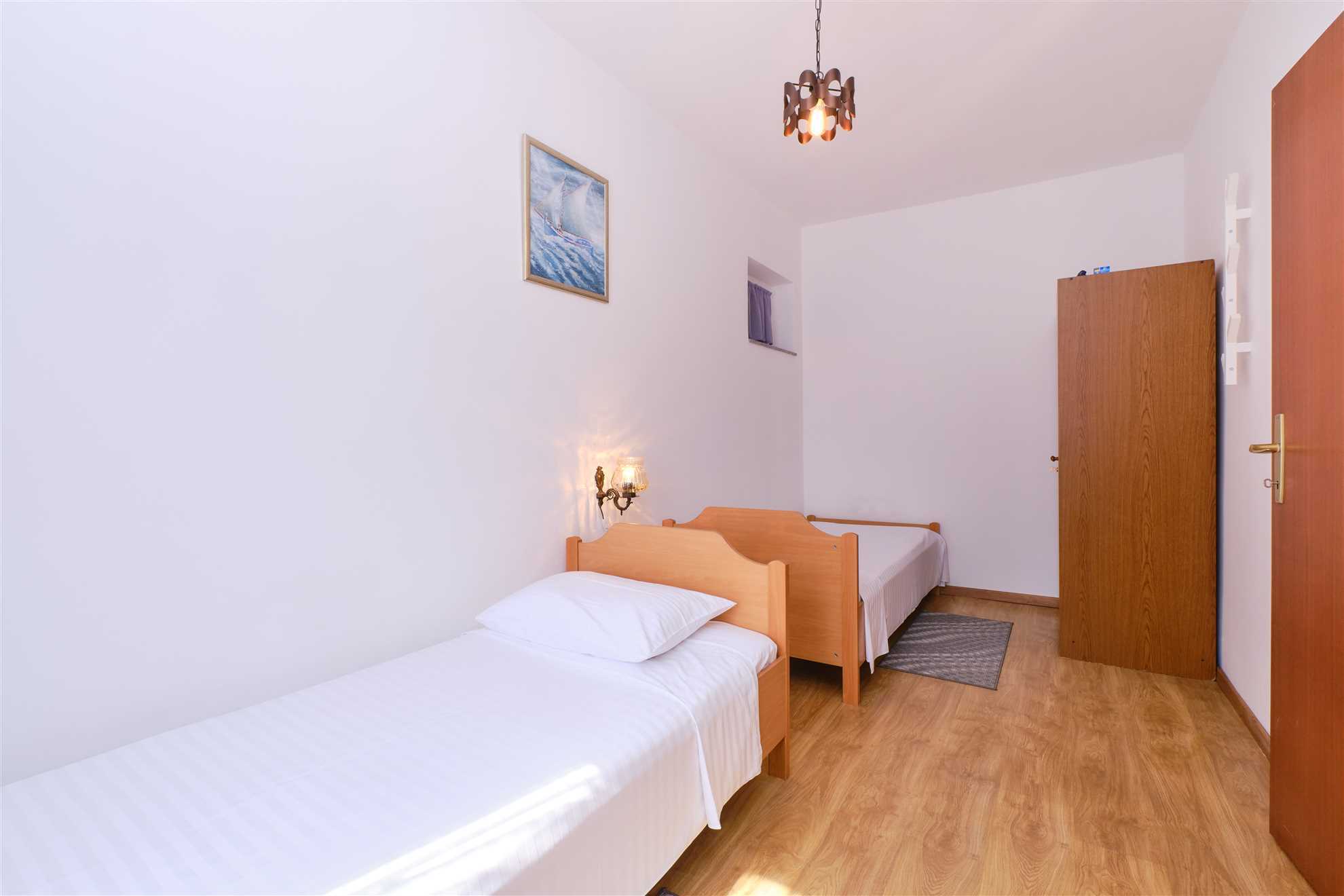 Apartman s 2 spavaće sobe, kapacitetom za 5 gostiju s privatnim parkingom