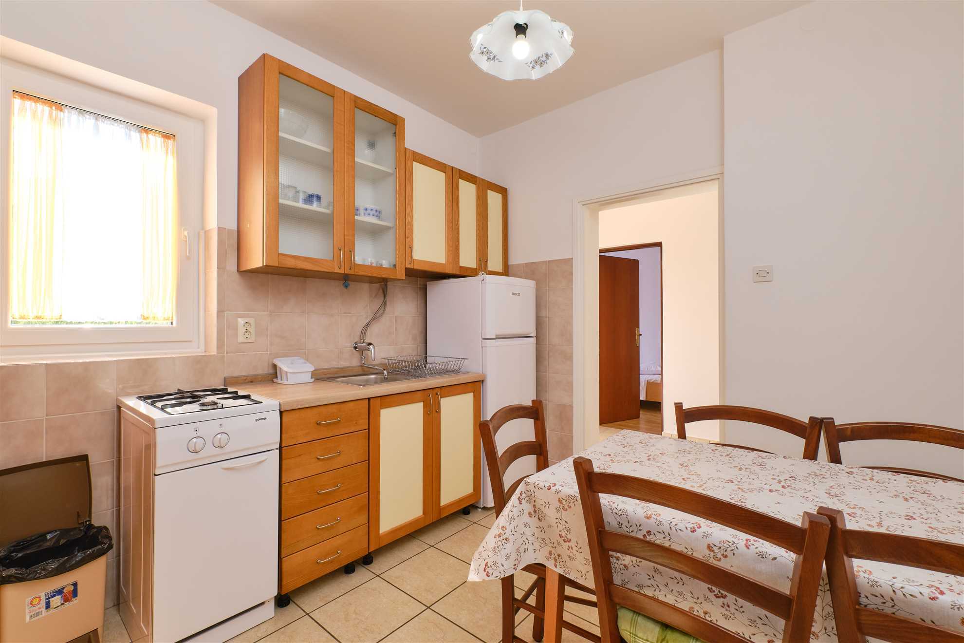 Apartman s 2 spavaće sobe, kapacitetom za 5 gostiju s privatnim parkingom