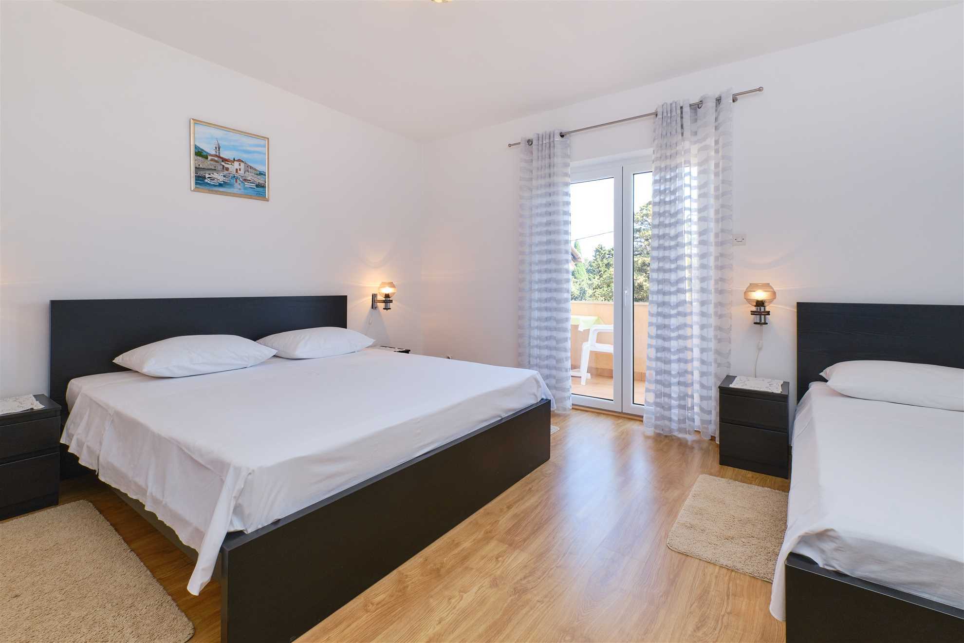 Apartman s 2 spavaće sobe, kapacitetom za 5 gostiju s privatnim parkingom