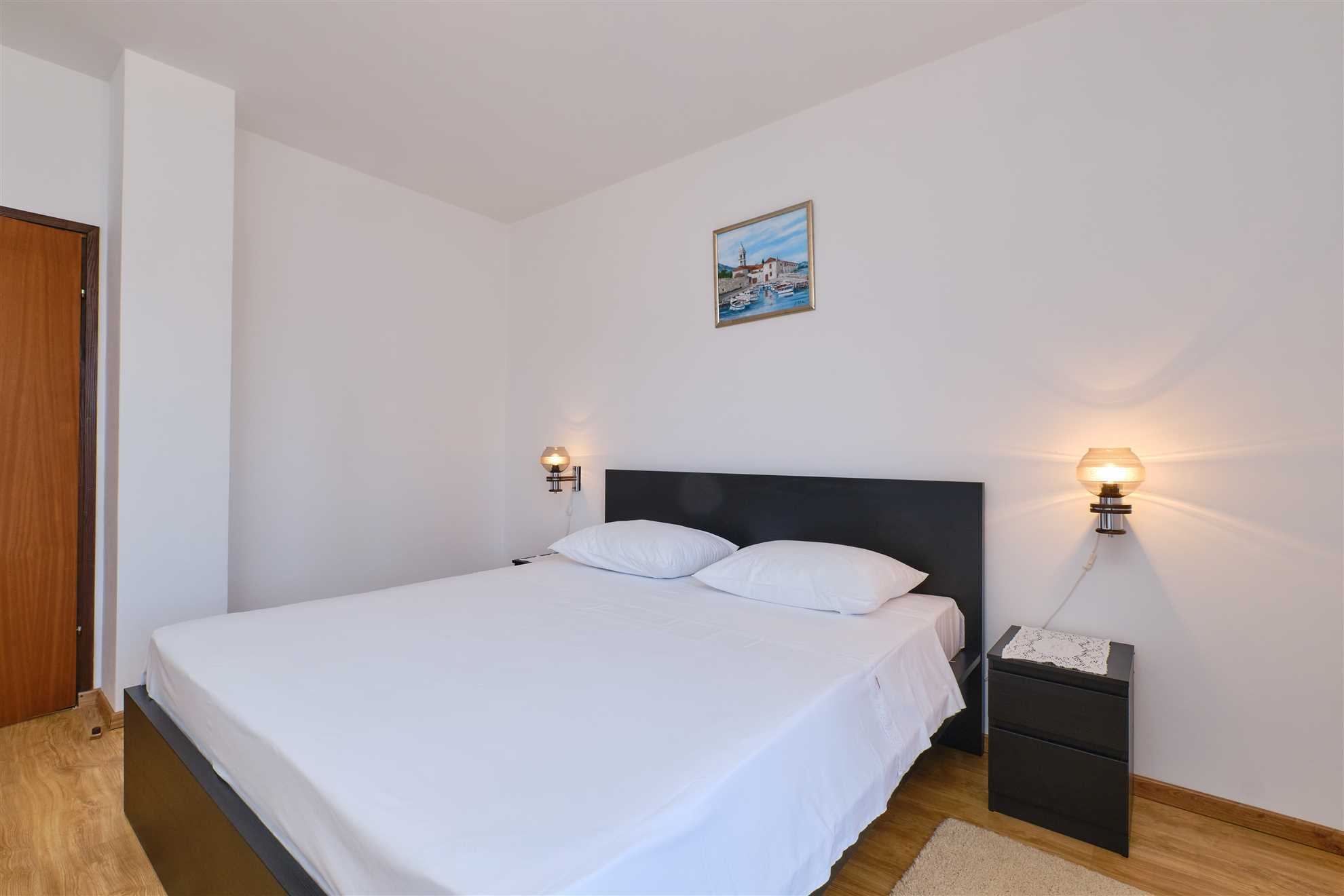 Apartman s 2 spavaće sobe, kapacitetom za 5 gostiju s privatnim parkingom