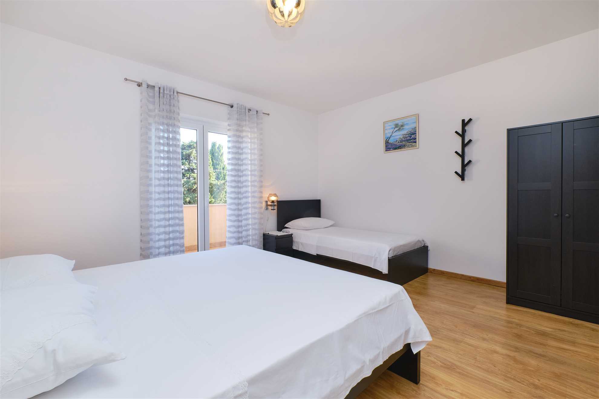 Apartman s 2 spavaće sobe, kapacitetom za 5 gostiju s privatnim parkingom