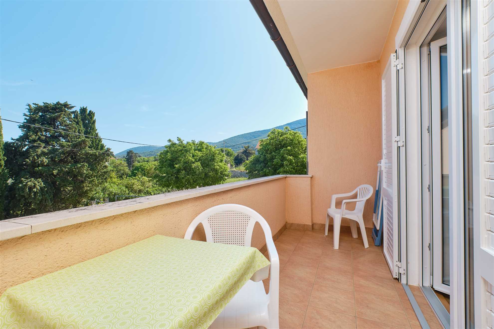 Apartman s 2 spavaće sobe, kapacitetom za 5 gostiju s privatnim parkingom