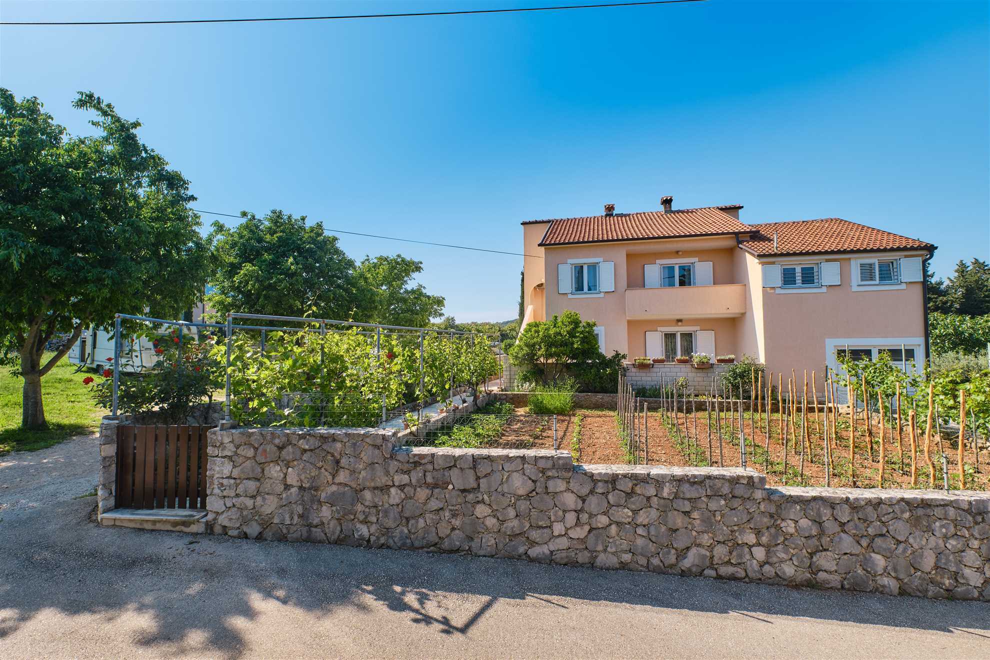 Apartman s 2 spavaće sobe, kapacitetom za 5 gostiju s privatnim parkingom