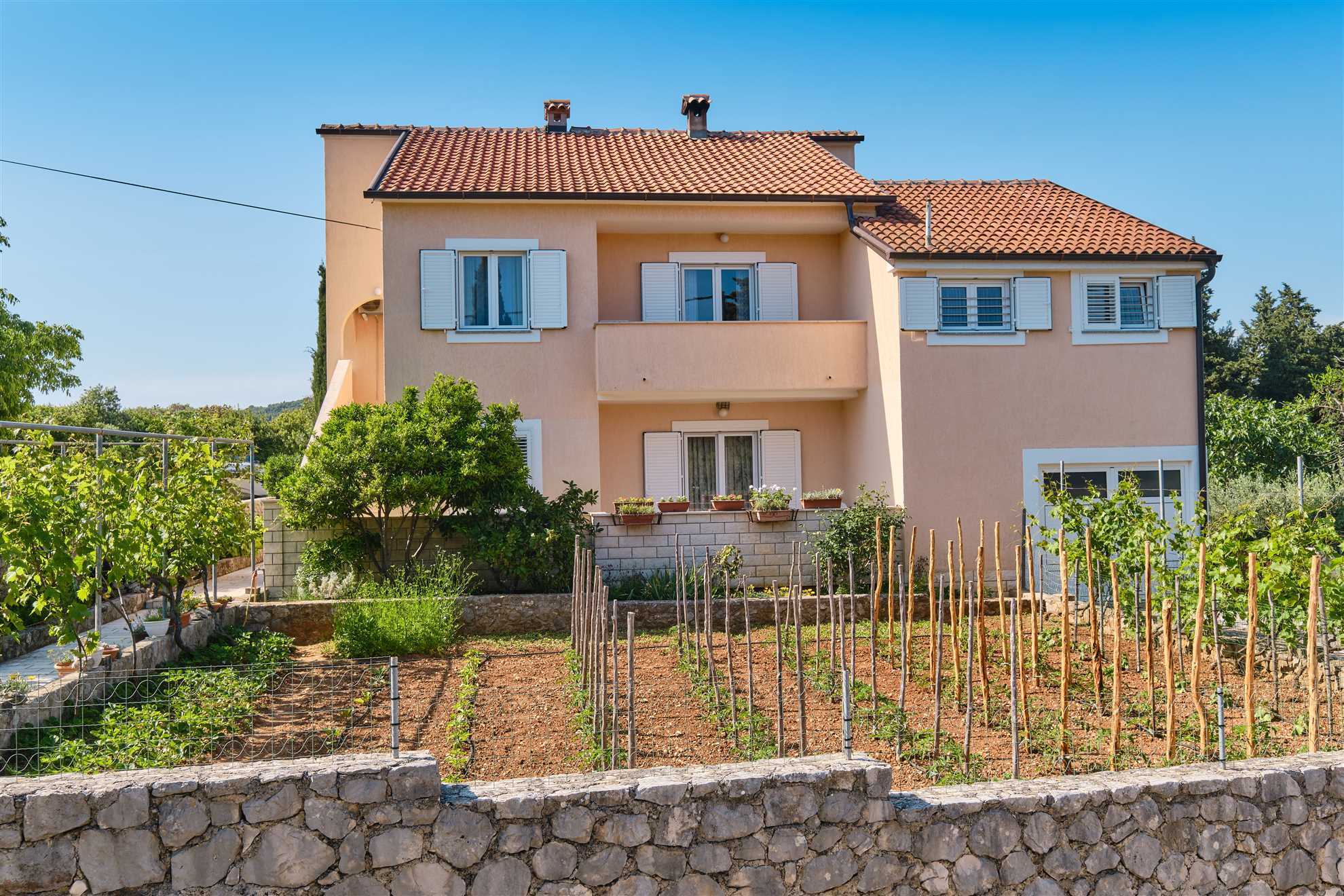 Apartman s 2 spavaće sobe, kapacitetom za 5 gostiju s privatnim parkingom