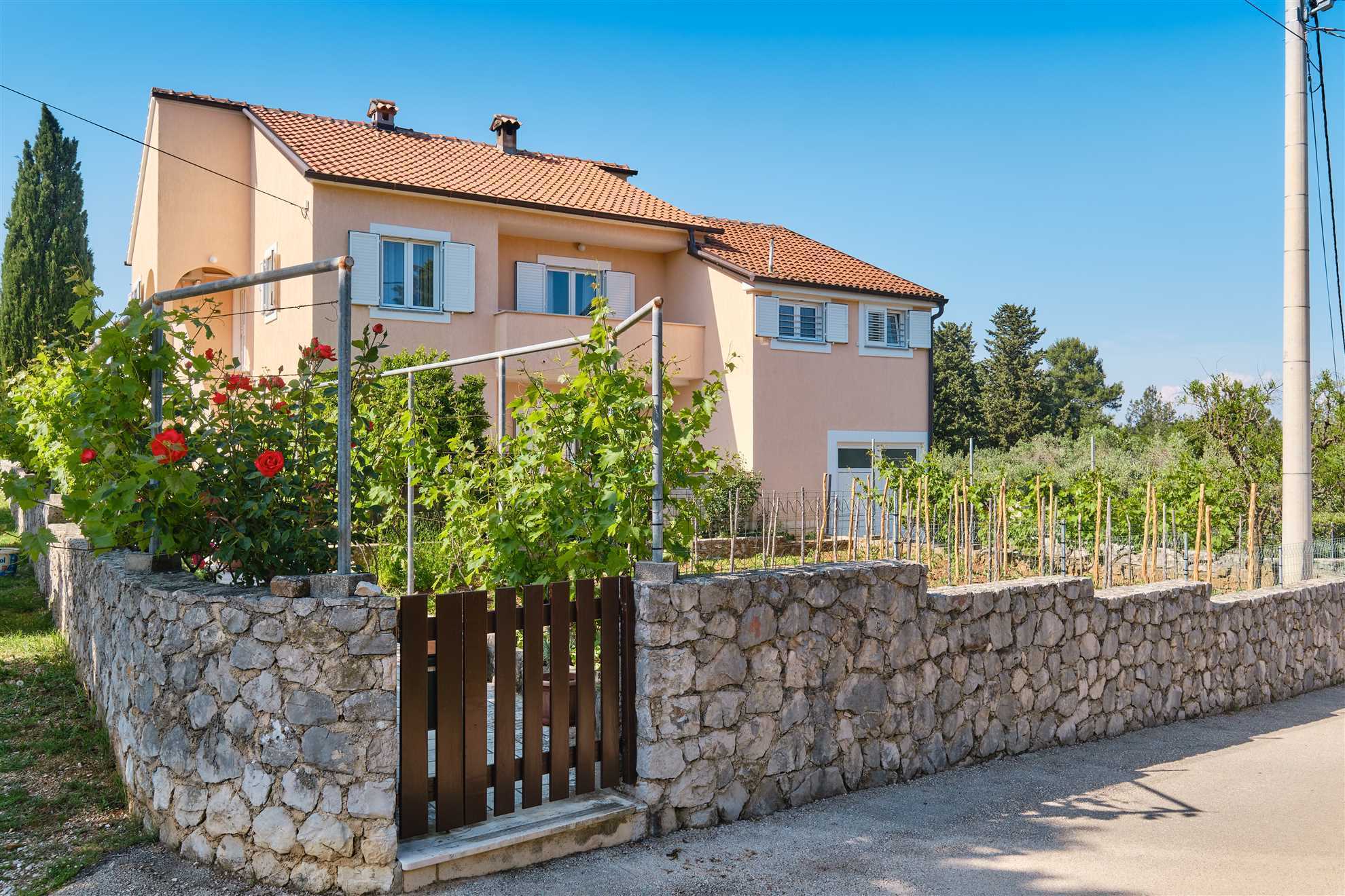 Apartman s 2 spavaće sobe, kapacitetom za 5 gostiju s privatnim parkingom