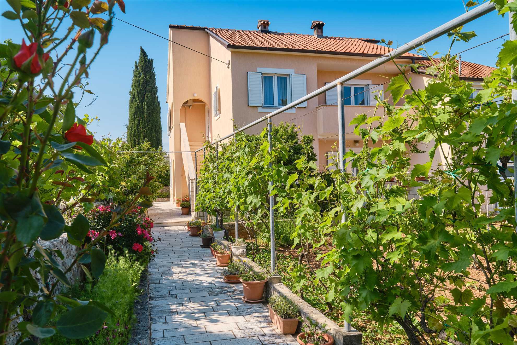 Apartman s 2 spavaće sobe, kapacitetom za 5 gostiju s privatnim parkingom