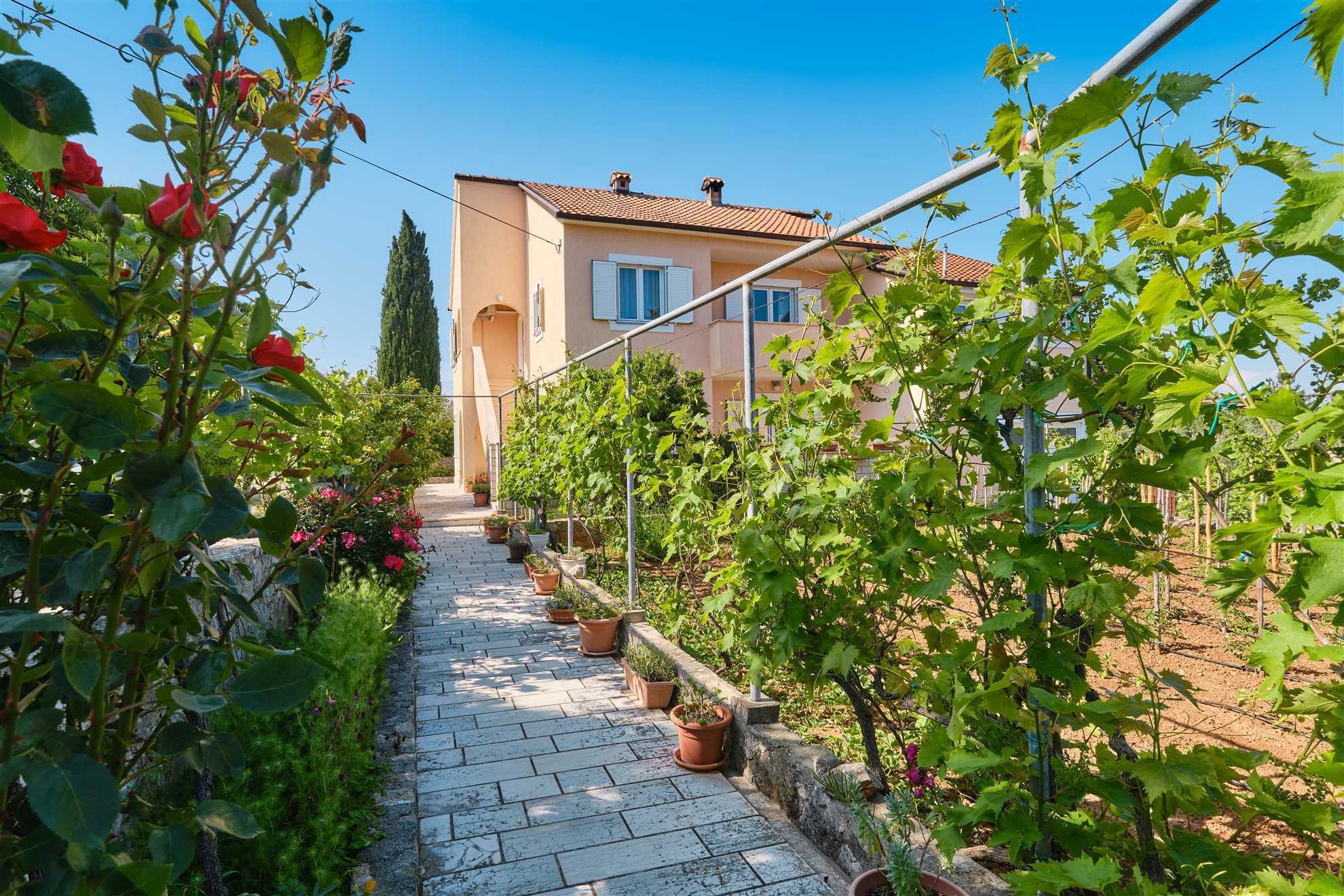 Apartman s 2 spavaće sobe, kapacitetom za 5 gostiju s privatnim parkingom