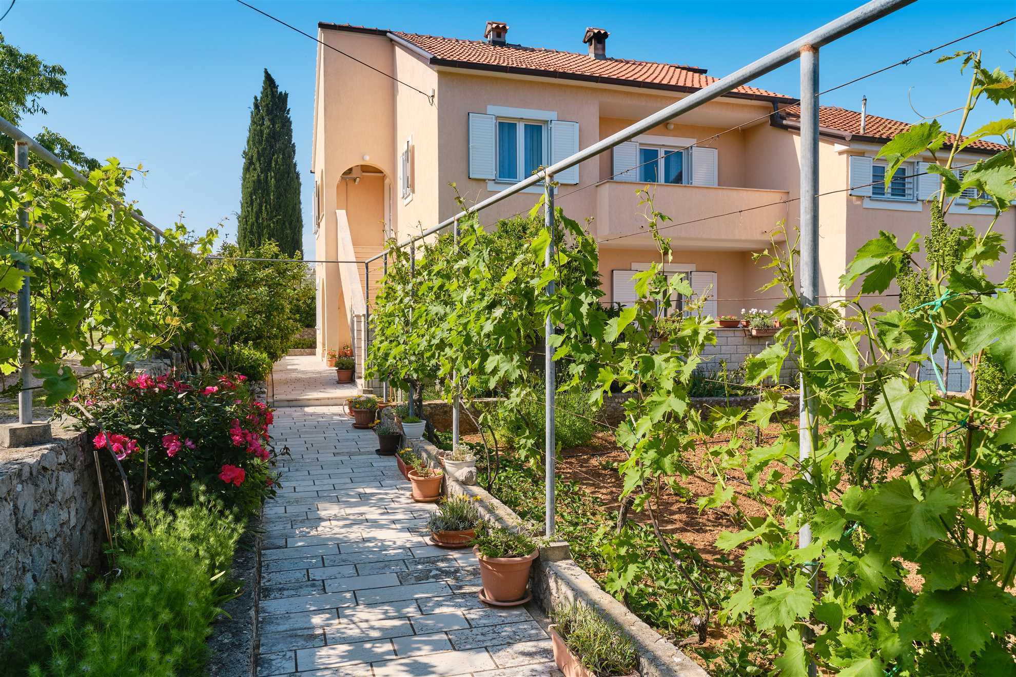 Apartman s 2 spavaće sobe, kapacitetom za 5 gostiju s privatnim parkingom