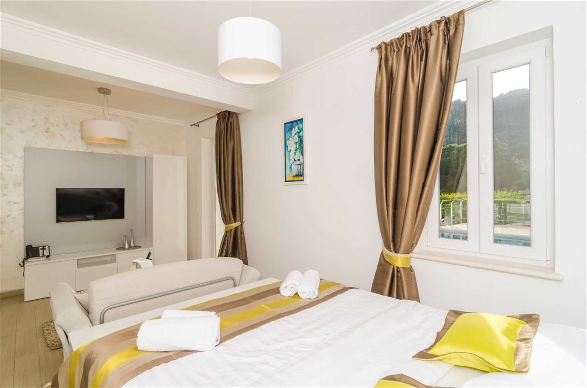 DELUXE STUDIO - TOUCH OF INFINITY