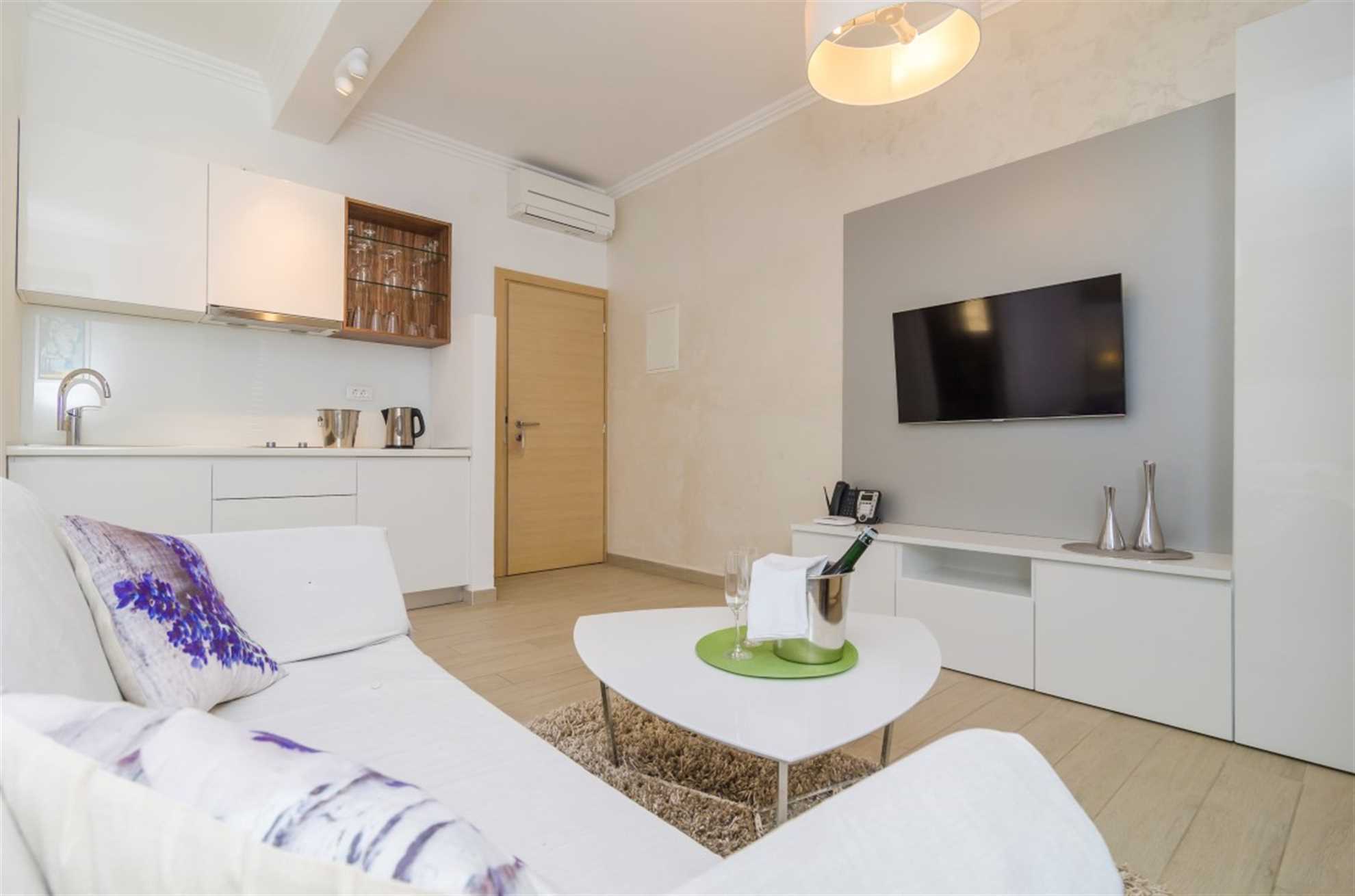 DELUXE STUDIO - TOUCH OF INFINITY