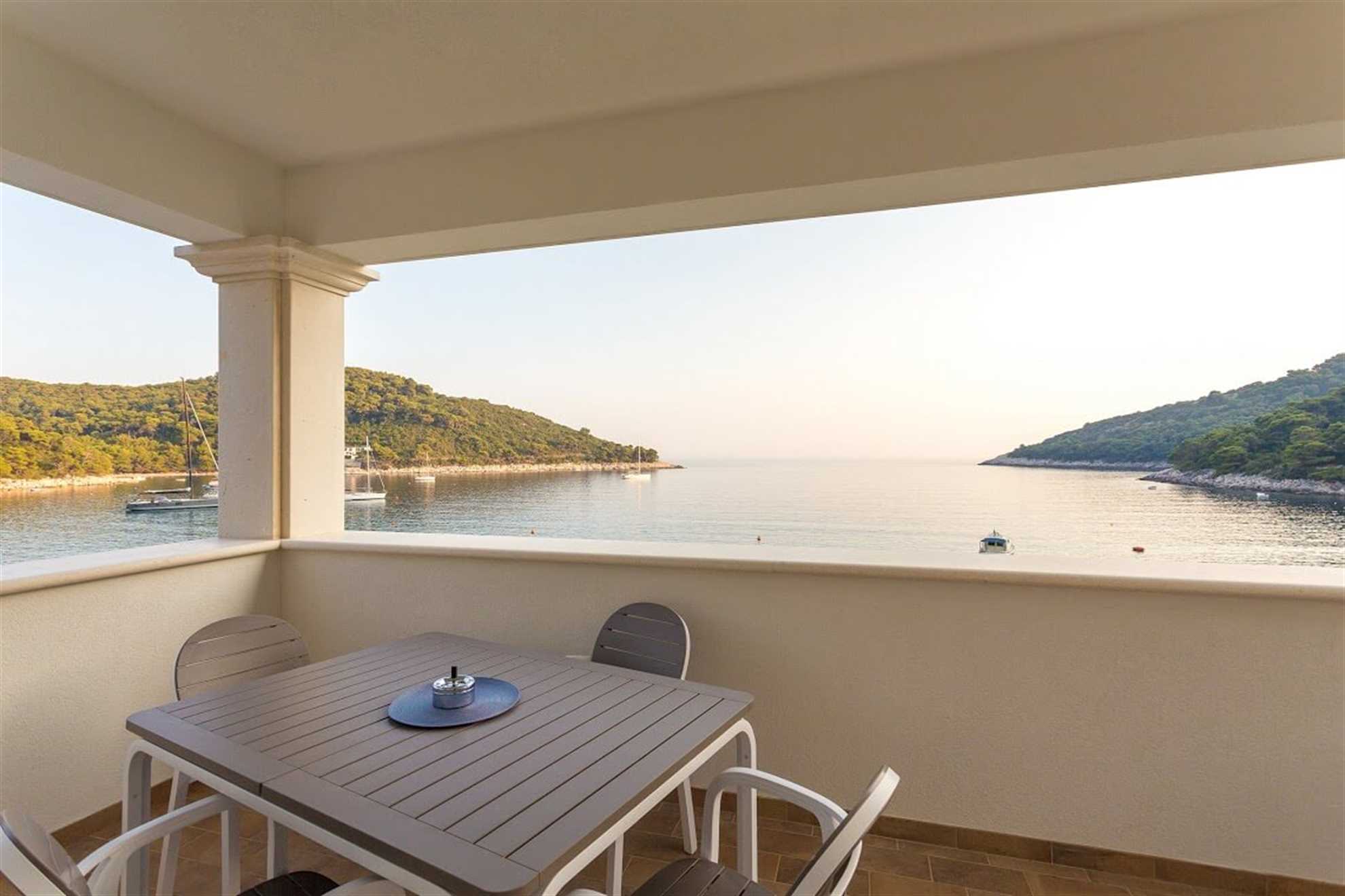 5 - PRECIOUS MOMENTS - Boutique Pine Tree Apartments