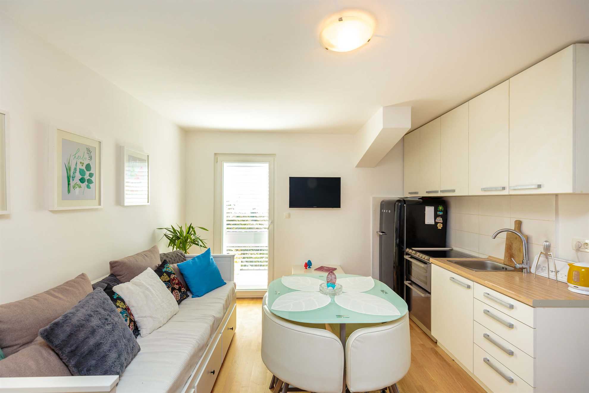 Sunny two bedroom apartment