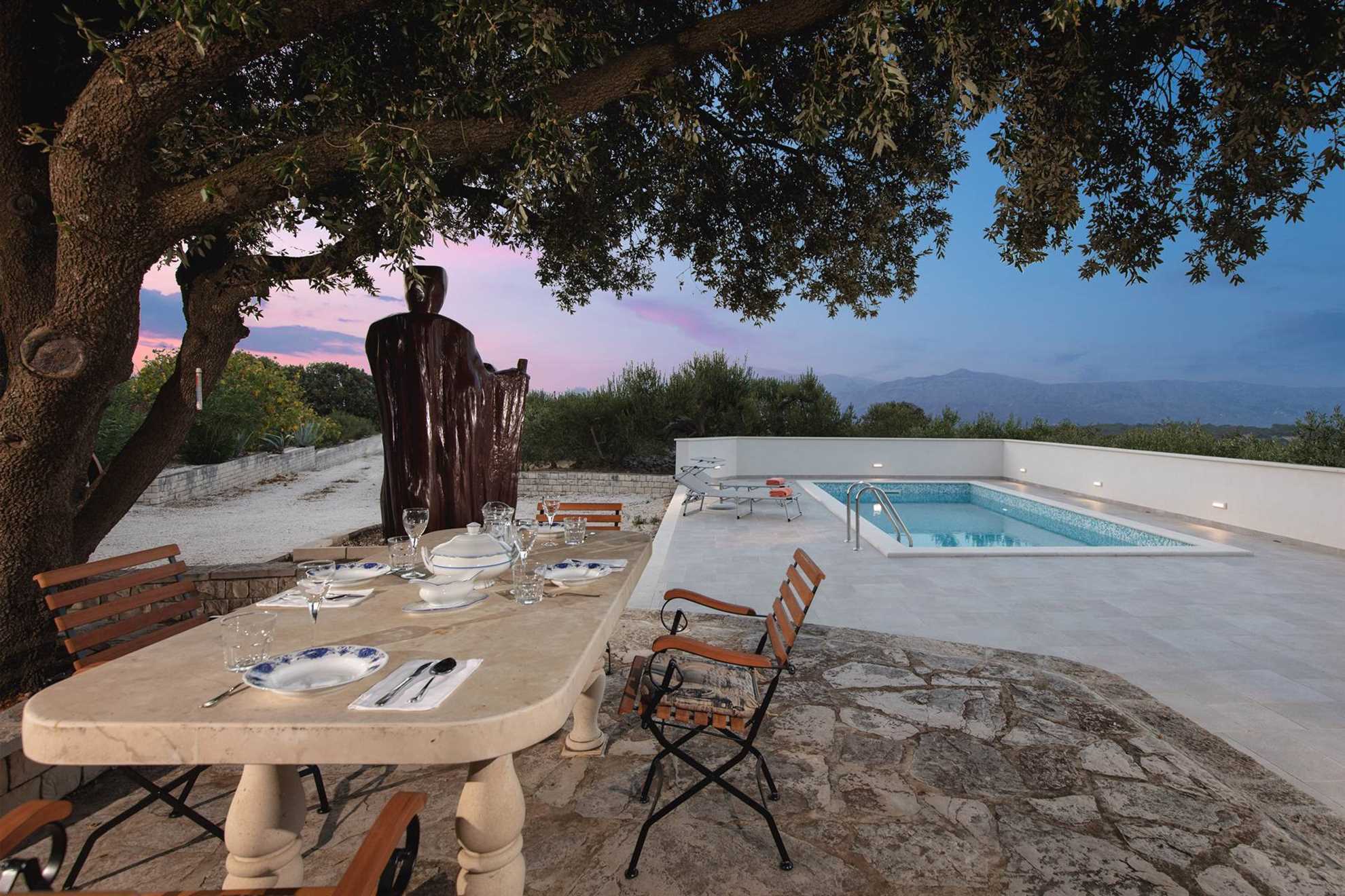 Villa Dubrava na osami, privatni bazen, maslinik okružuje vilu, otok Brač