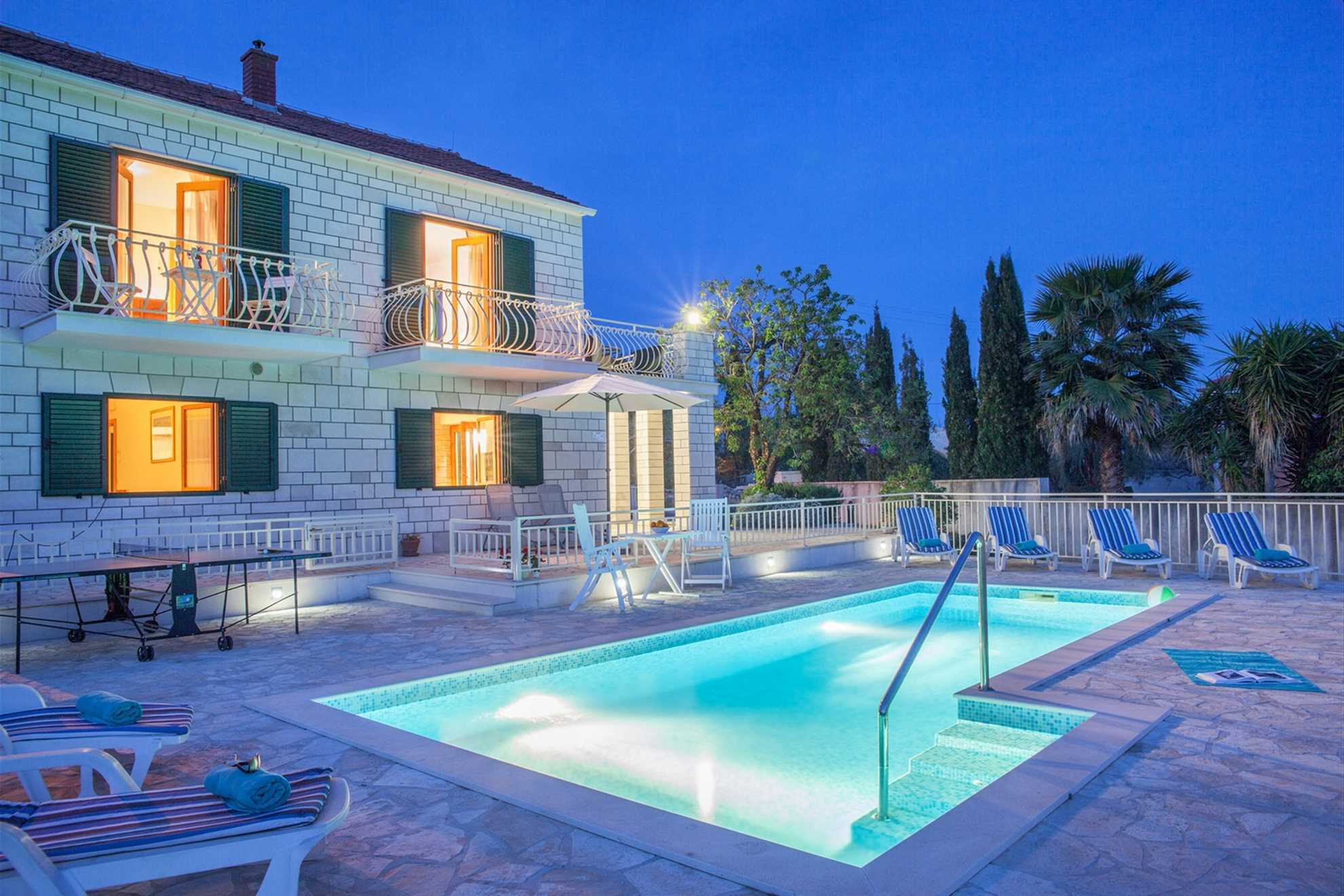 Obiteljska Villa Vjeka s privatnim bazenom, igralištem u Sumartinu, otok Brač