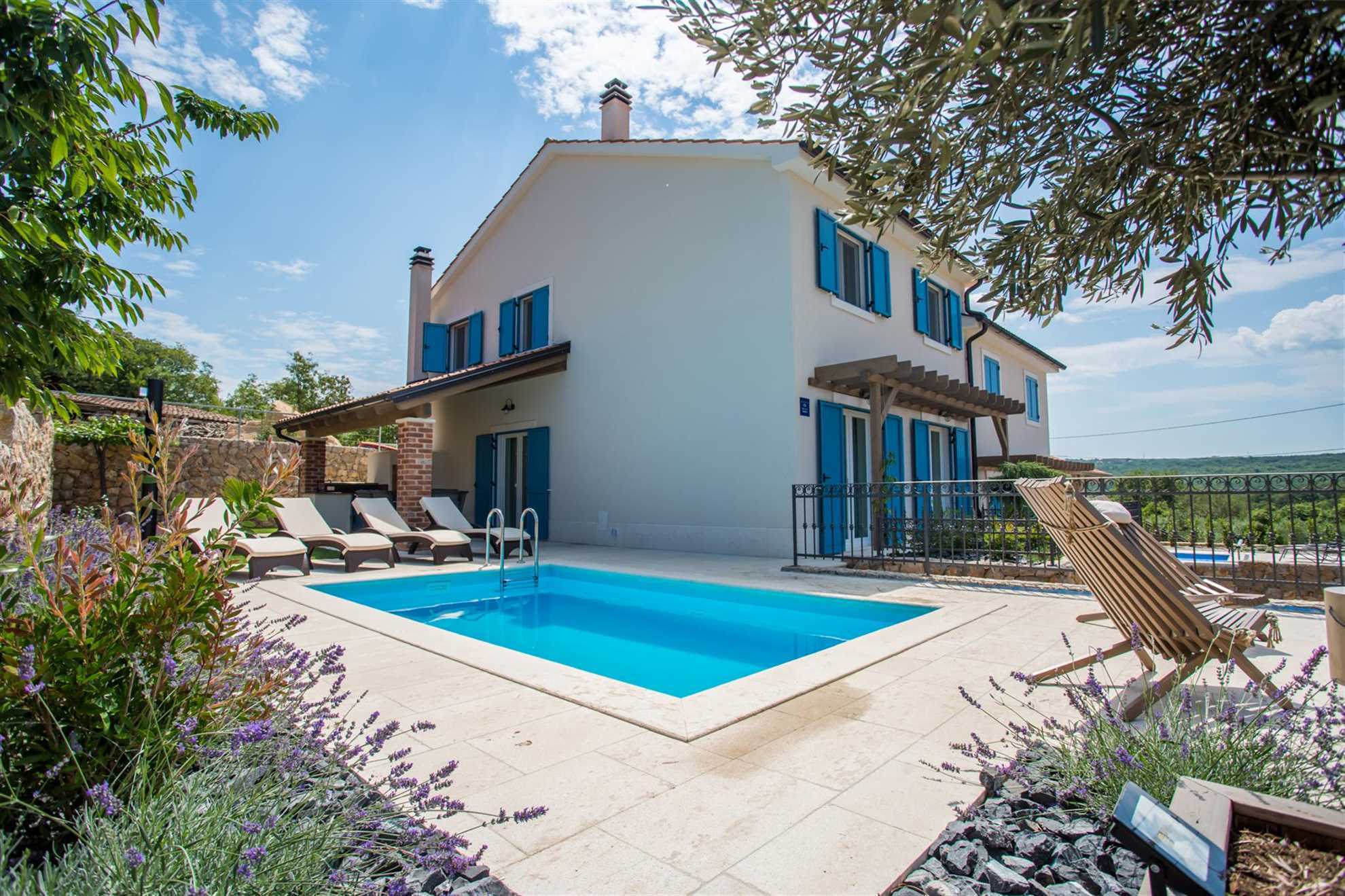 Villa Tana with a swimming pool, outdoor kitchen, BBQ & SUP