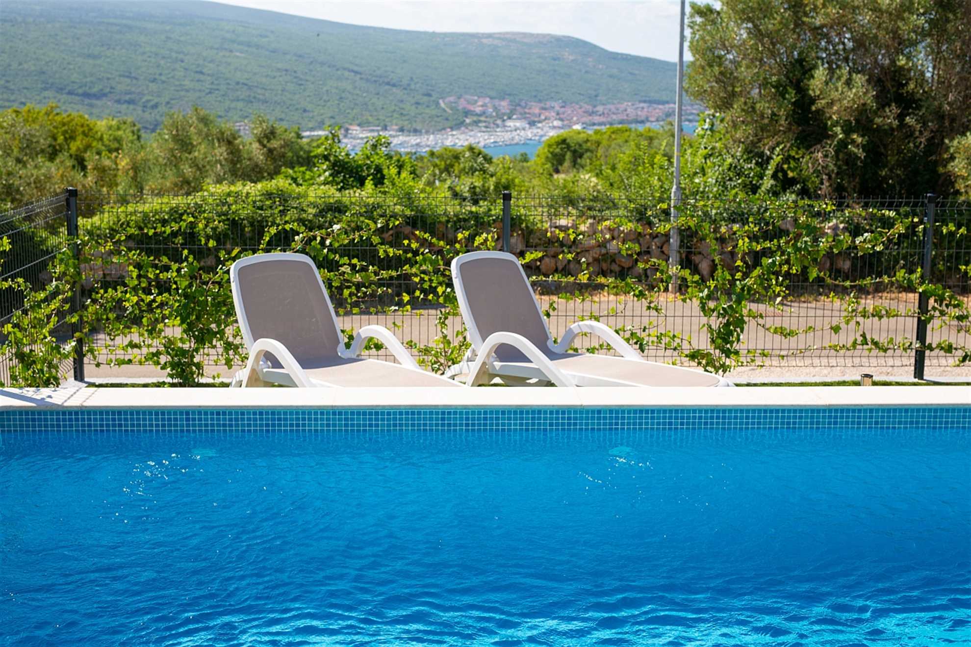 Apartman Timmy s privatnim bazenom i pogledom na more