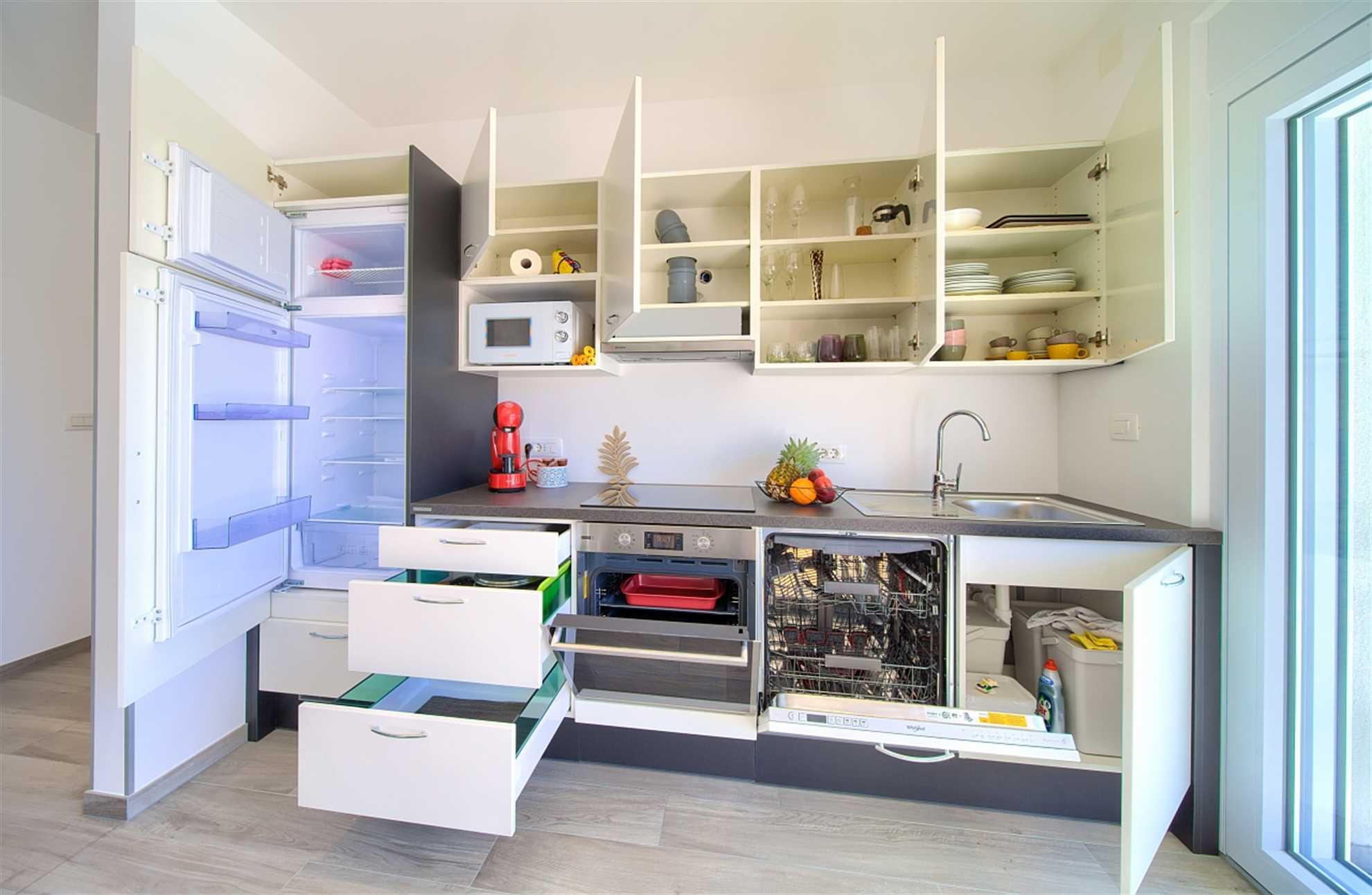 Apartman Timmy s privatnim bazenom i pogledom na more