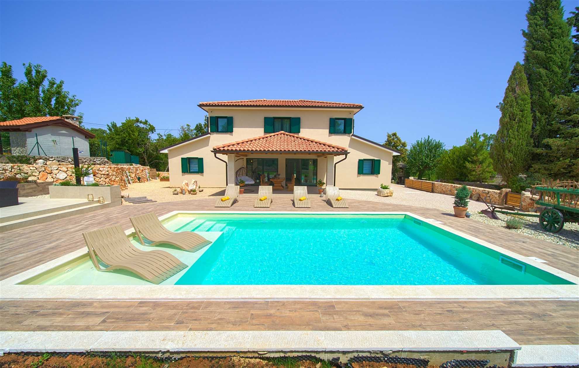 Beautiful Villa Green Pearl with heated pool