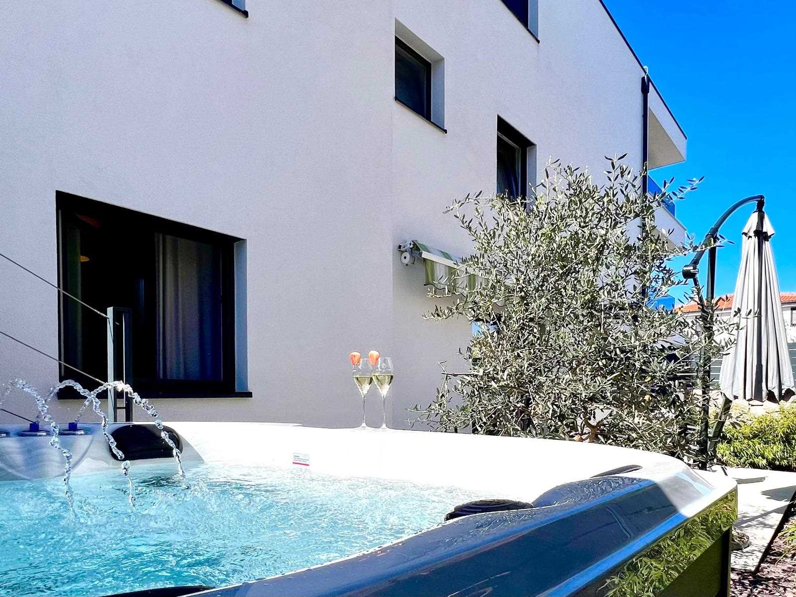 Deluxe Apartment I. near the beach with Jacuzzi