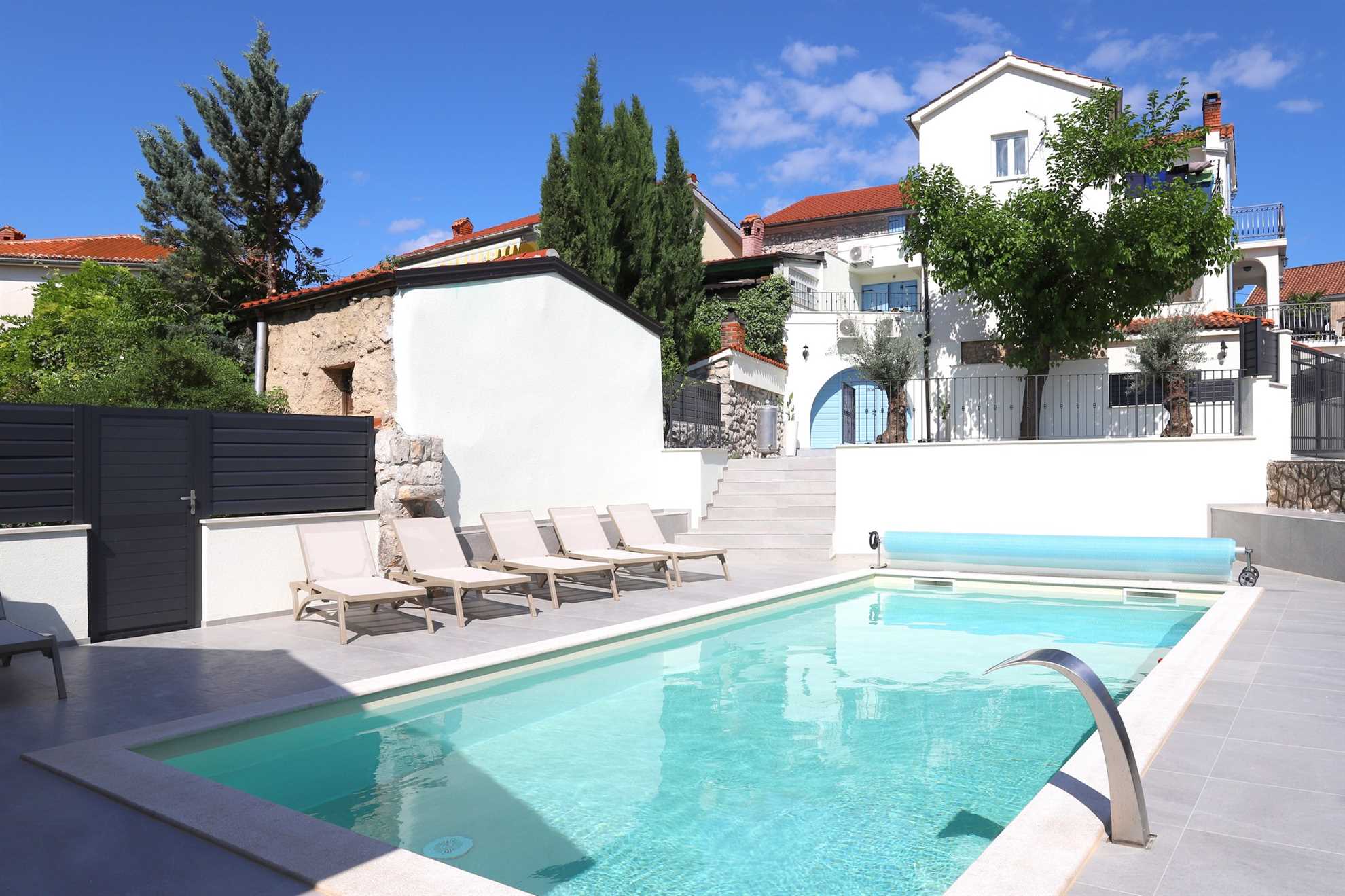 Villa Solaris s grijanim bazenom, saunom i ljetnom kuhinjom