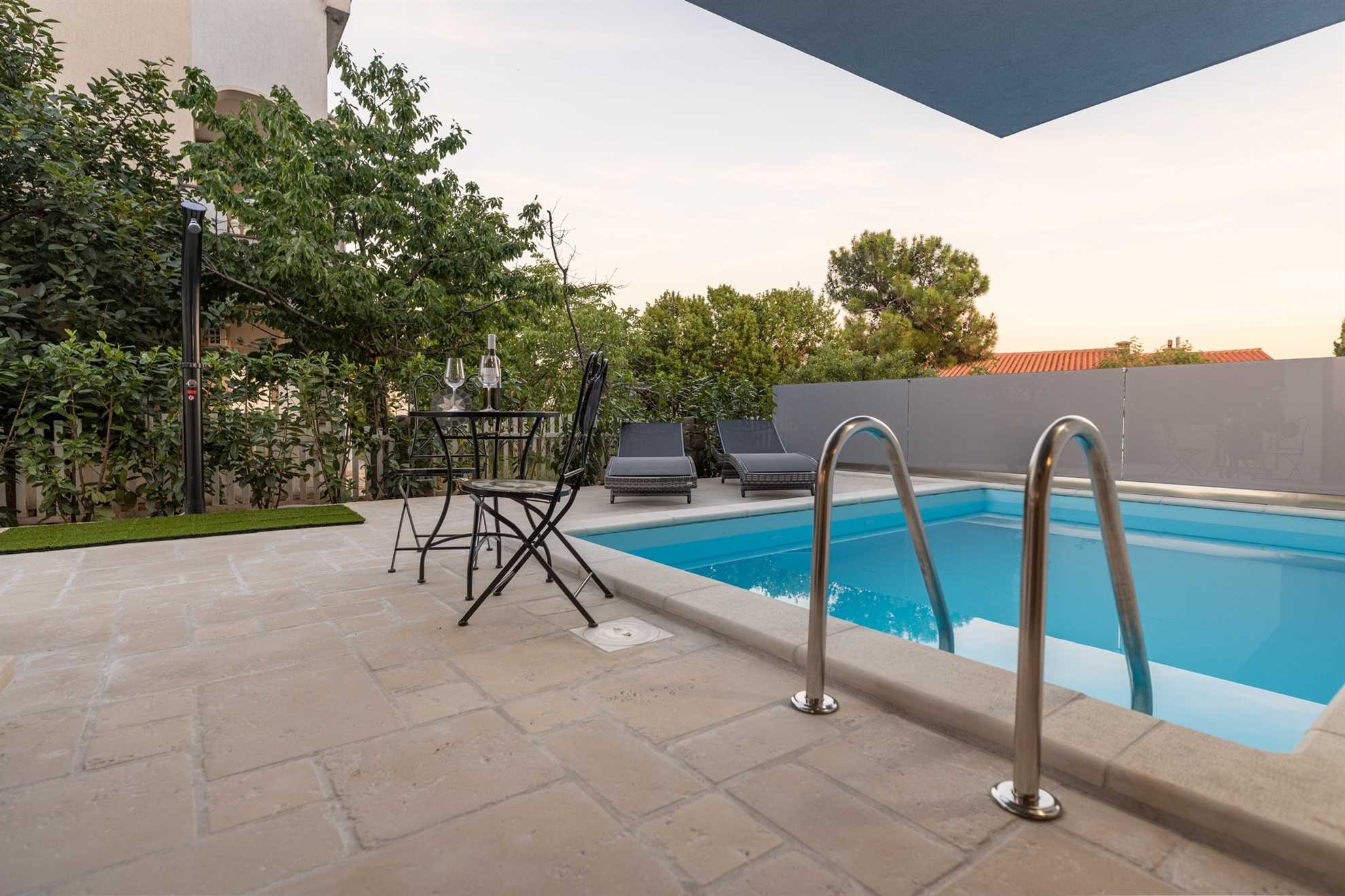 Luksuzni stan II. s grijanim bazenom u Villa Adria Apartments